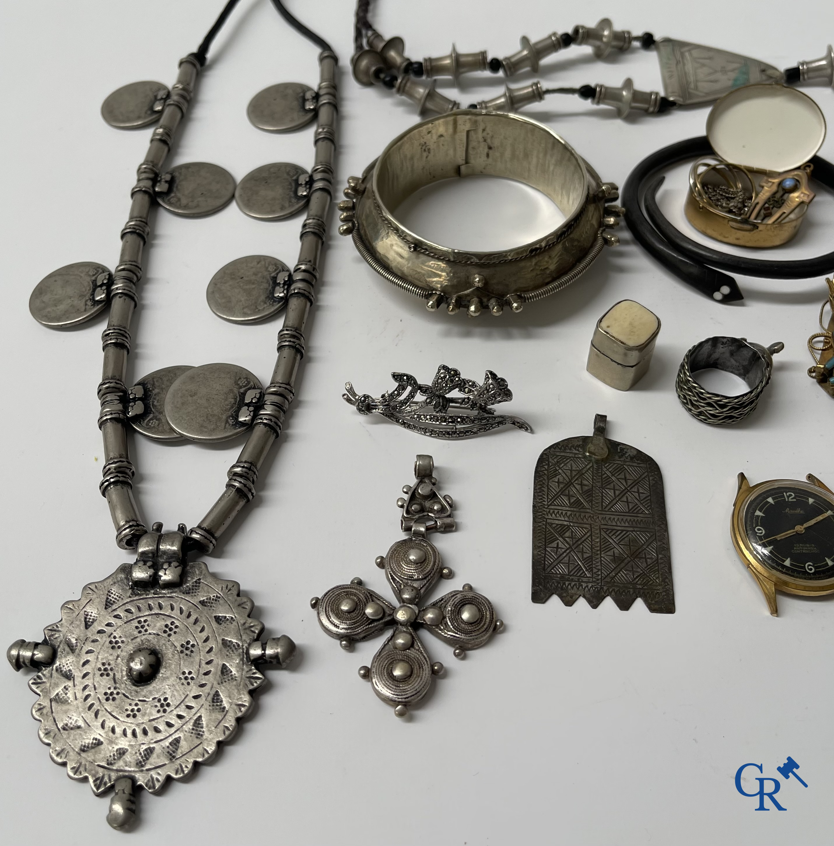 Juwelen. Lot objecten en juwelen in zilver of met zilver montuur. Een lot met uurwerken en juwelen in metaal bijgevoegd.