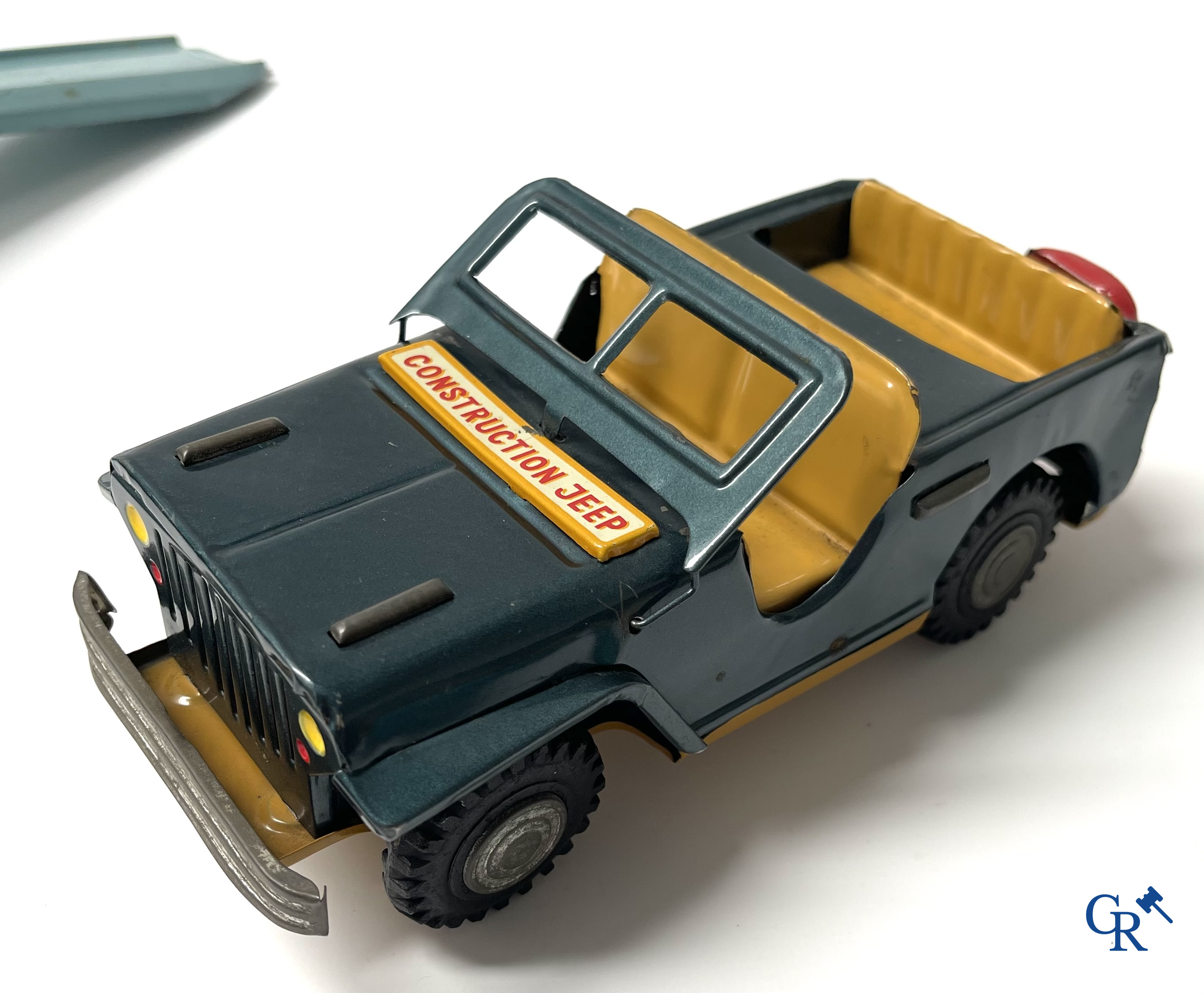 Vieux jouets. Intéressant lot de jouets. Dinky toys, Prameta Kölner Automodelle, Contstruction Jeep Japan, etc.