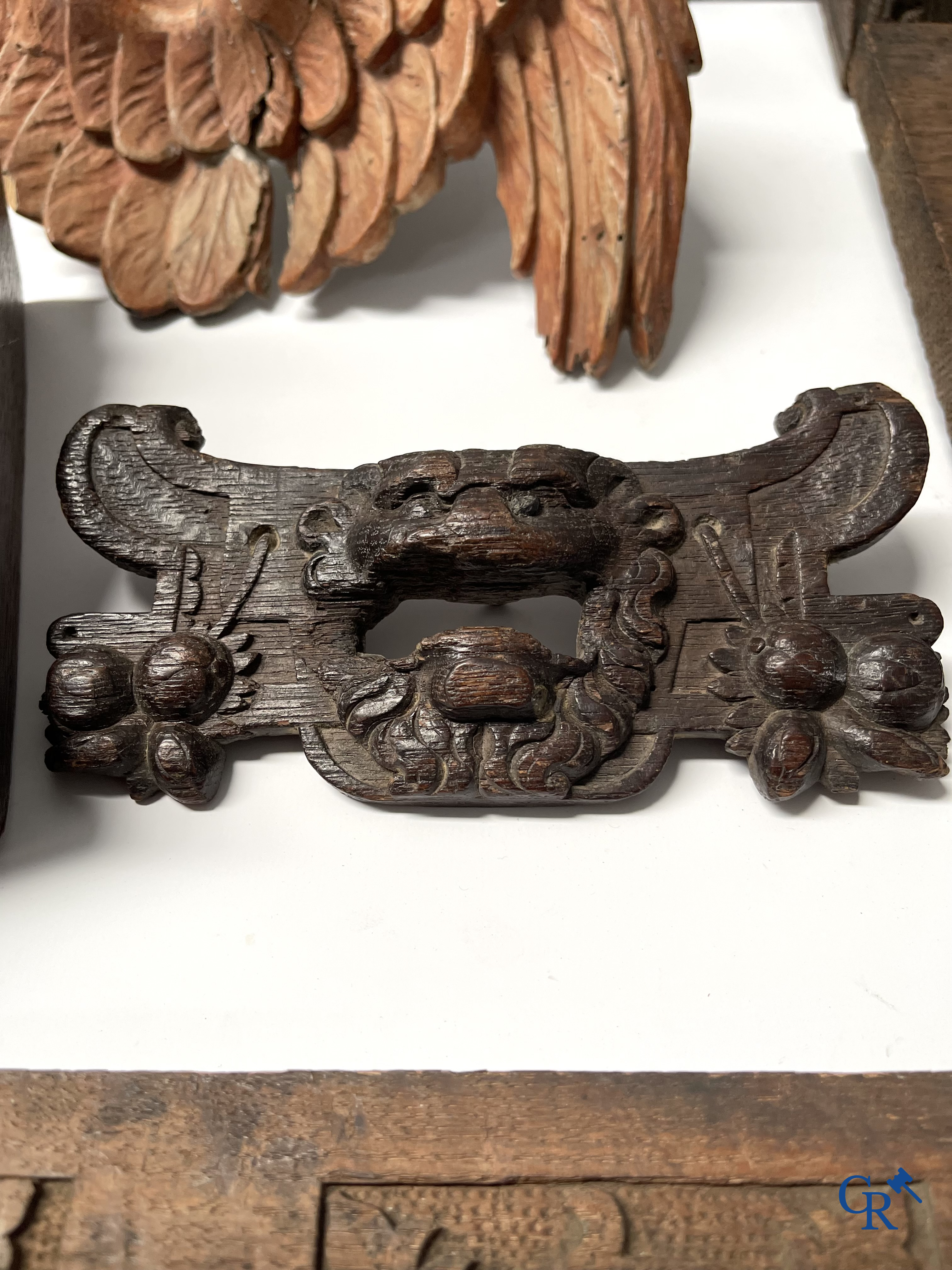 Religieuze objecten. Groot lot houtsculpturen. 19e eeuw.