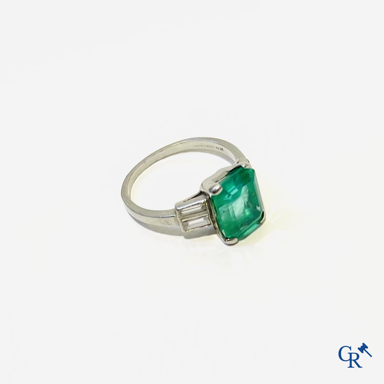 Jewellery. A platinum ring with emerald and diamonds and a pendant in white gold 750°/00 with emerald and 14 diamonds.