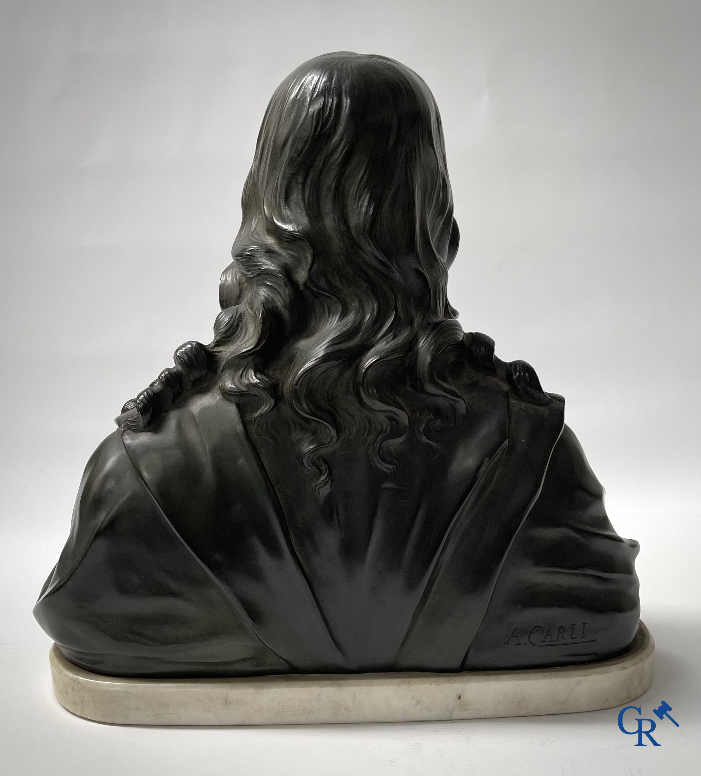 Religieuze objecten. A. Carli. Imposante fijn geciseleerde en gepatineerde bronzen buste van Christus. Circa 1920.