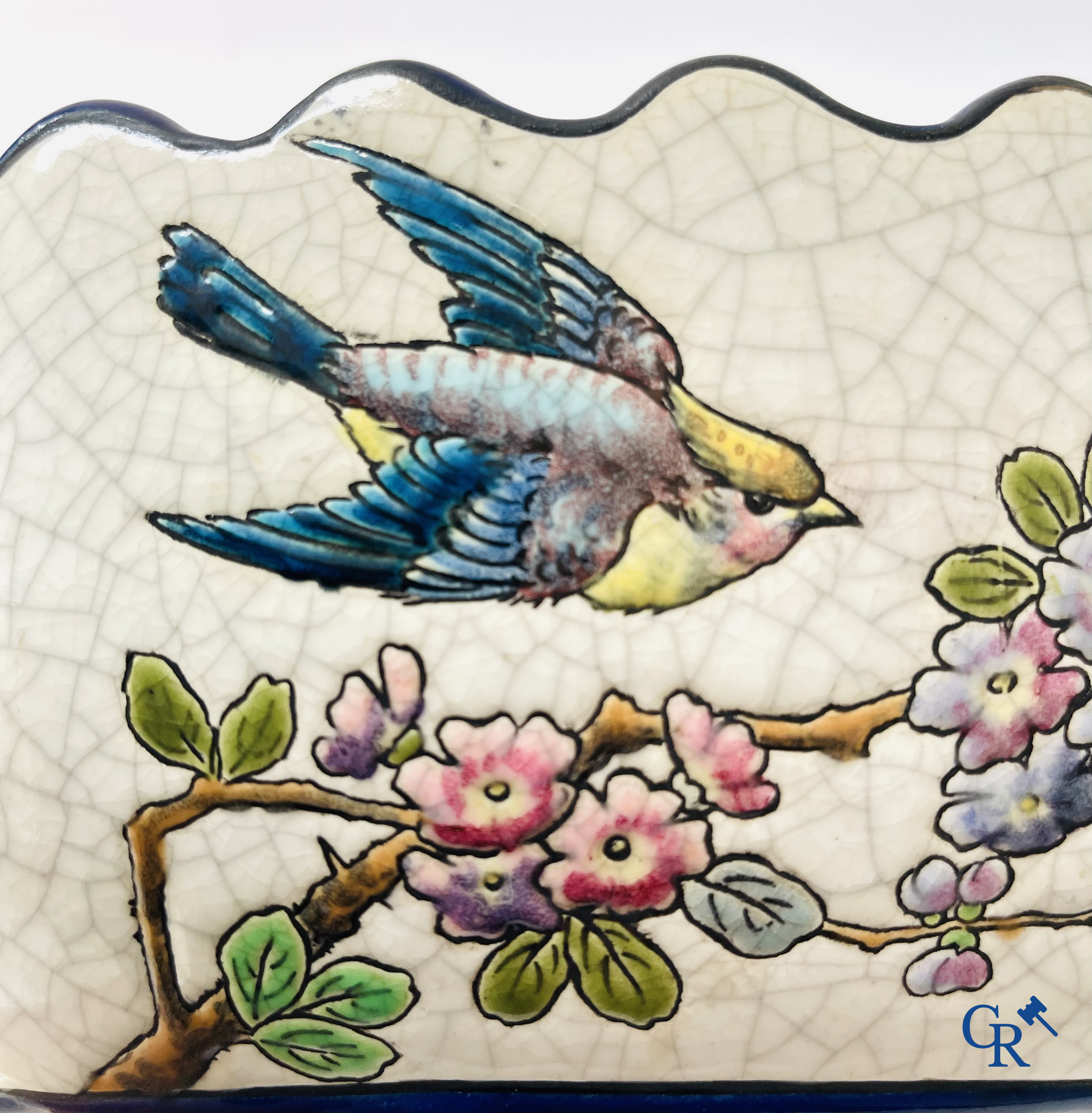 Longwy France, Société des Faienceries. Grote jardiniere of milieu de table in geëmailleerde faience. Circa 1900.
