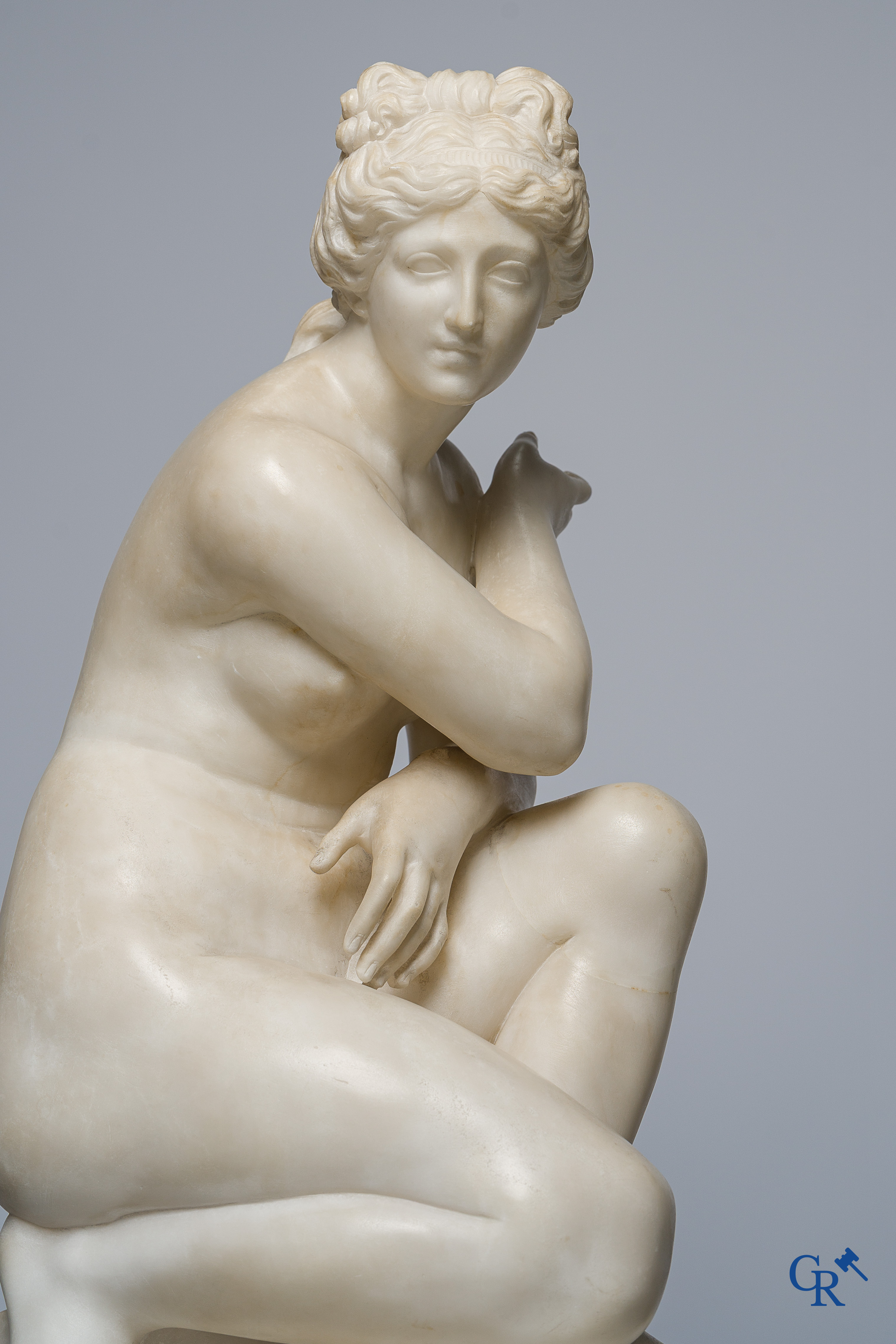 The crouching Venus. Italian Grand Tour sculpture in hand-carved marble. Around 1900-1920, in the antique style.