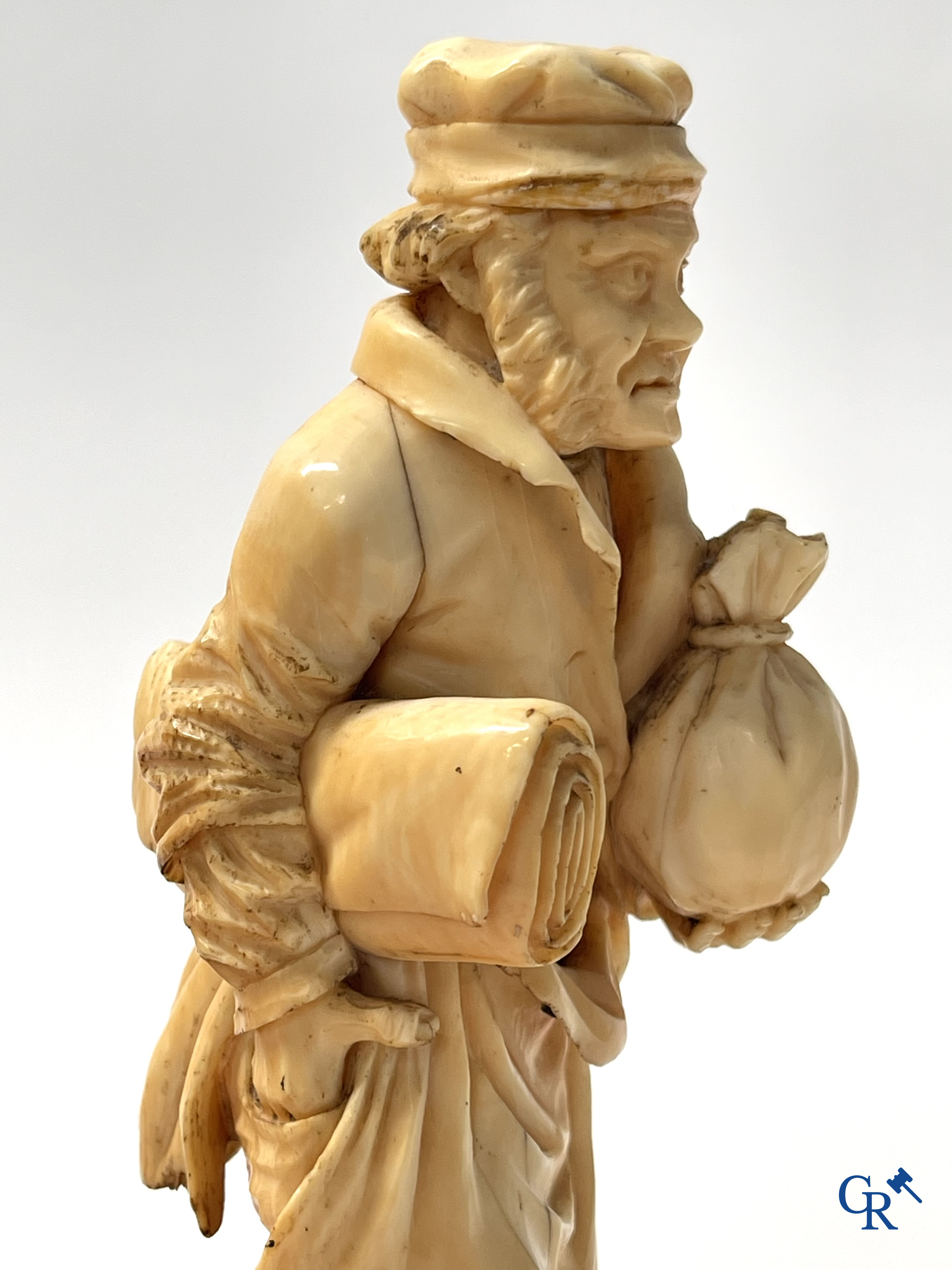 Few characters in sculpted bone on a black lacquered wooden base. Germany or France, 19th century.
