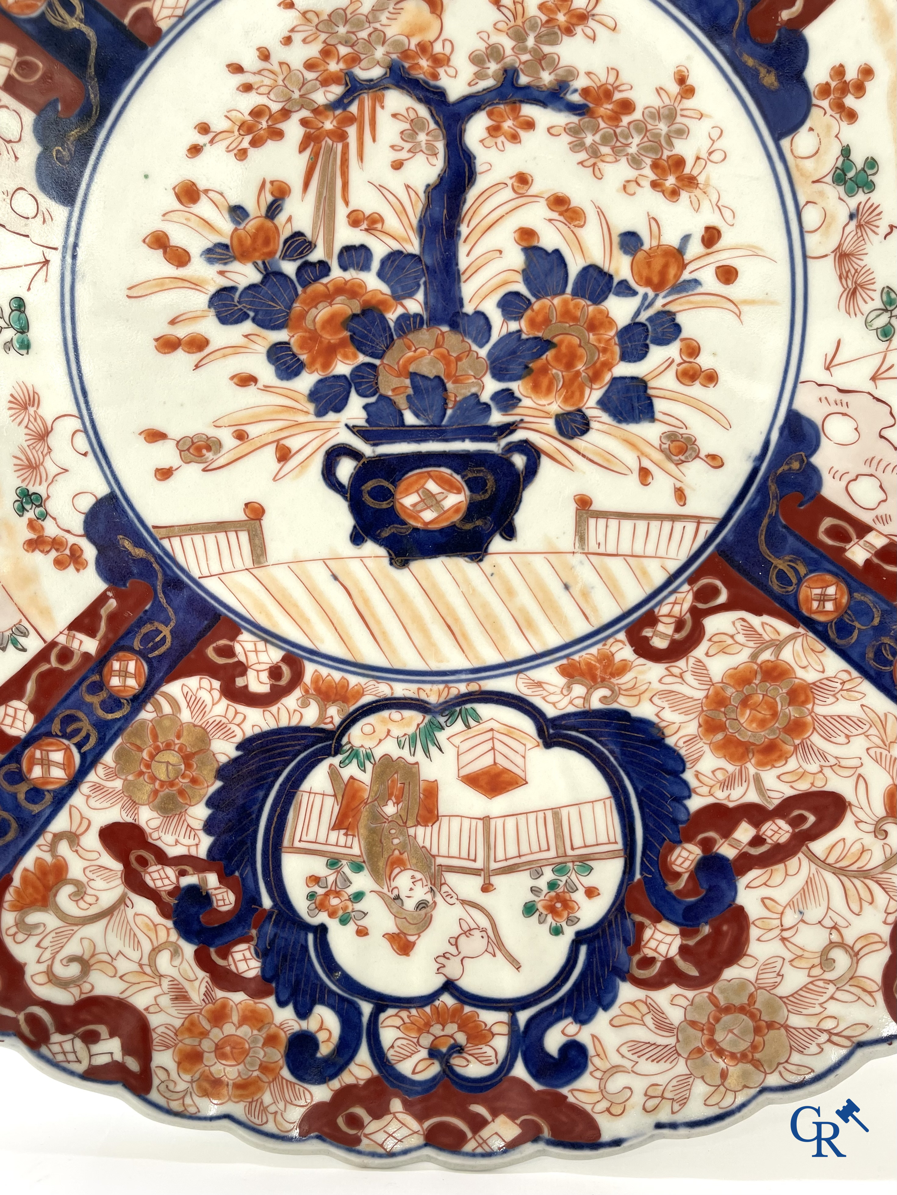 Asian Art. A large Japanese Imari dish. 19th century.