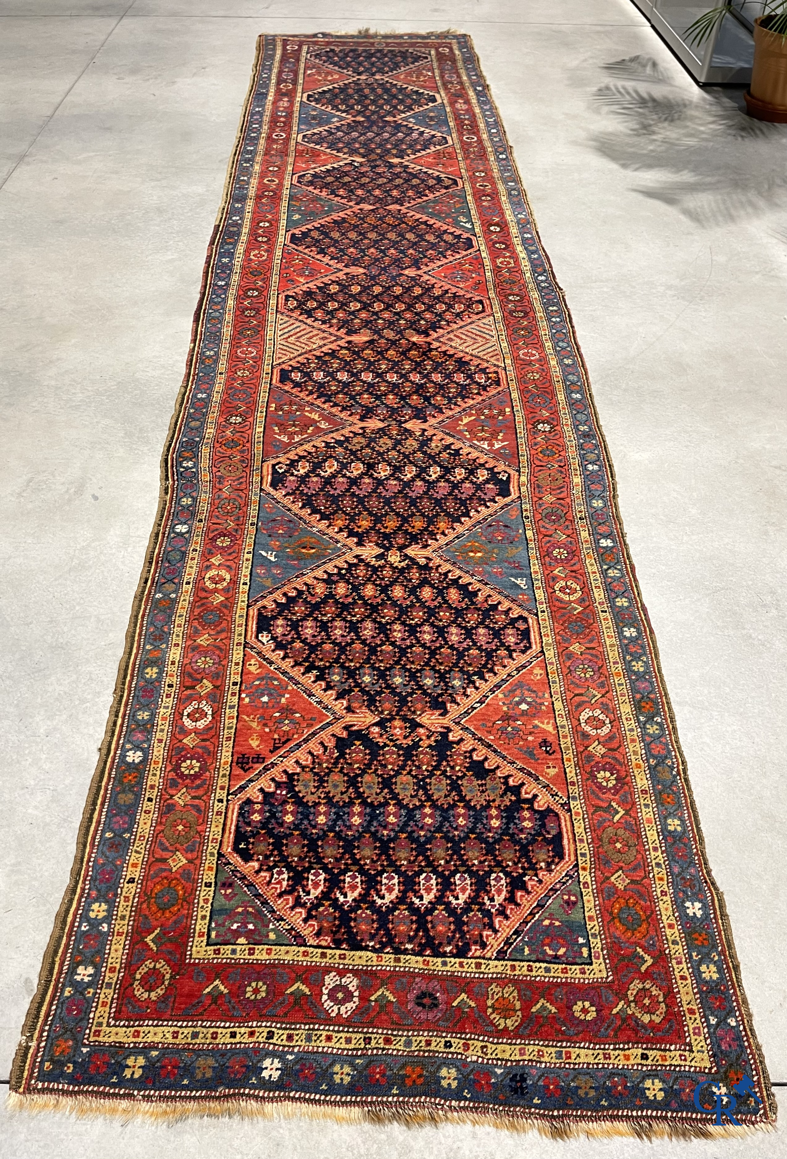 Tapis d'orient. Grand tapis antique noué à la main avec des motifs géométriques. XIXème.