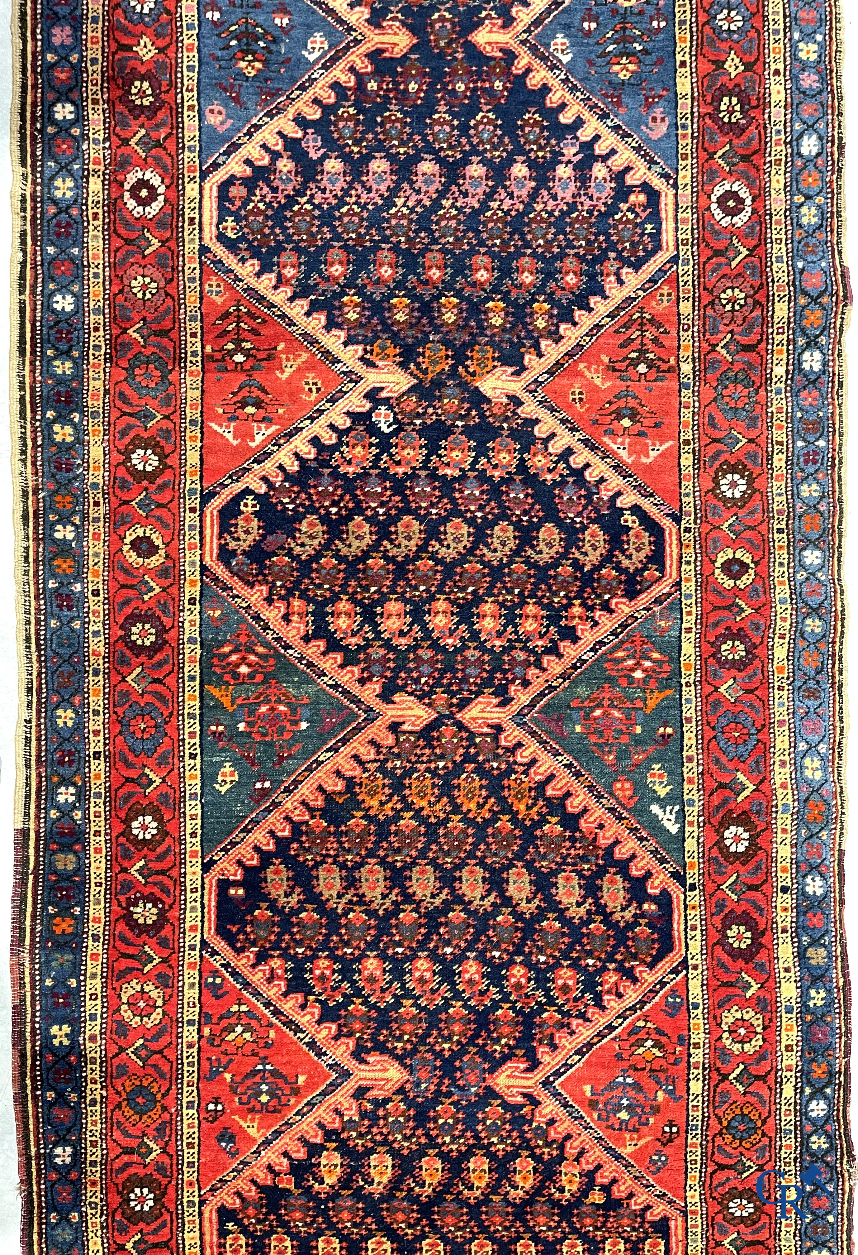 Tapis d'orient. Grand tapis antique noué à la main avec des motifs géométriques. XIXème.