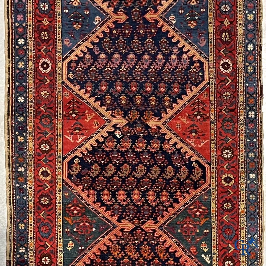 Tapis d'orient. Grand tapis antique noué à la main avec des motifs géométriques. XIXème.