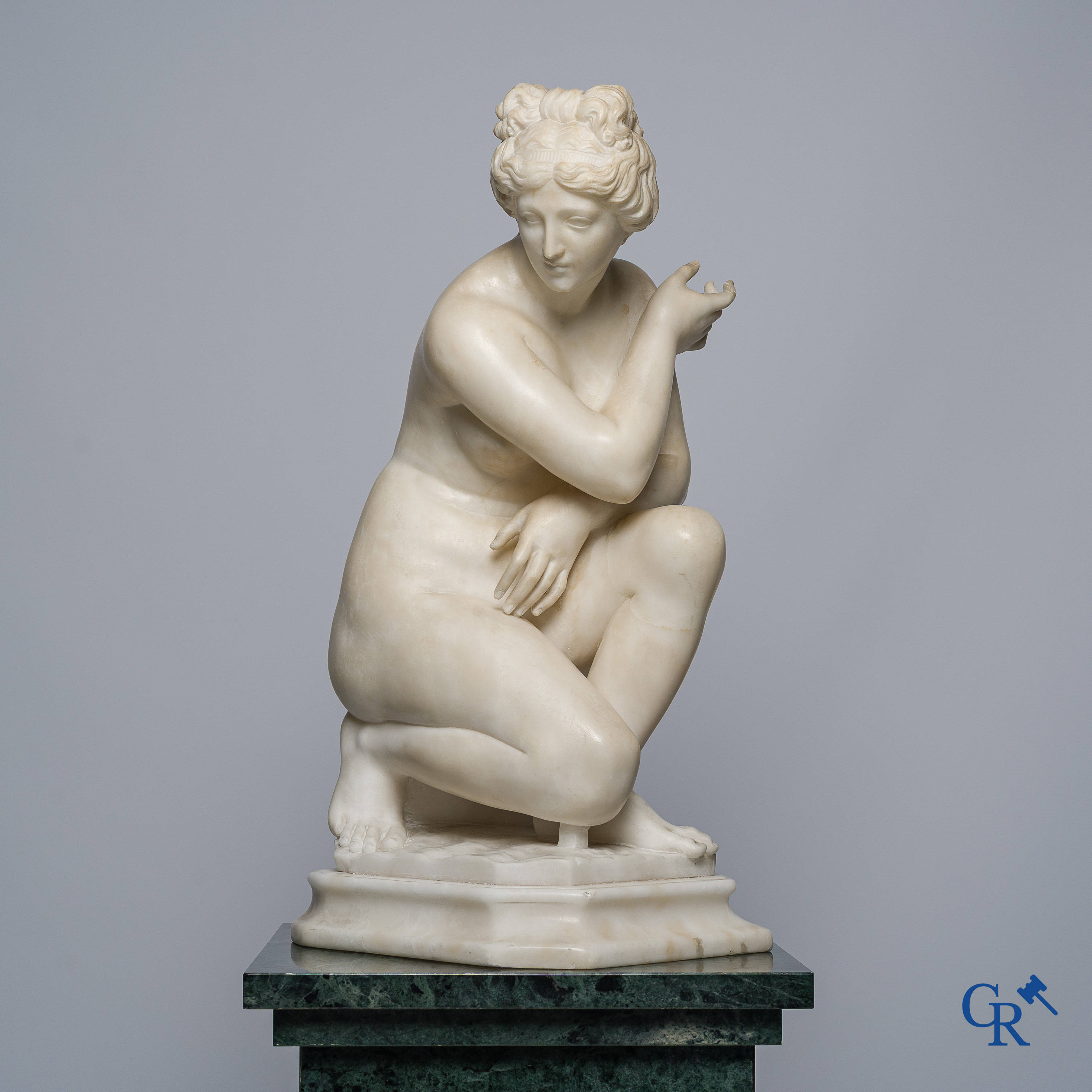 The crouching Venus. Italian Grand Tour sculpture in hand-carved marble. Around 1900-1920, in the antique style.