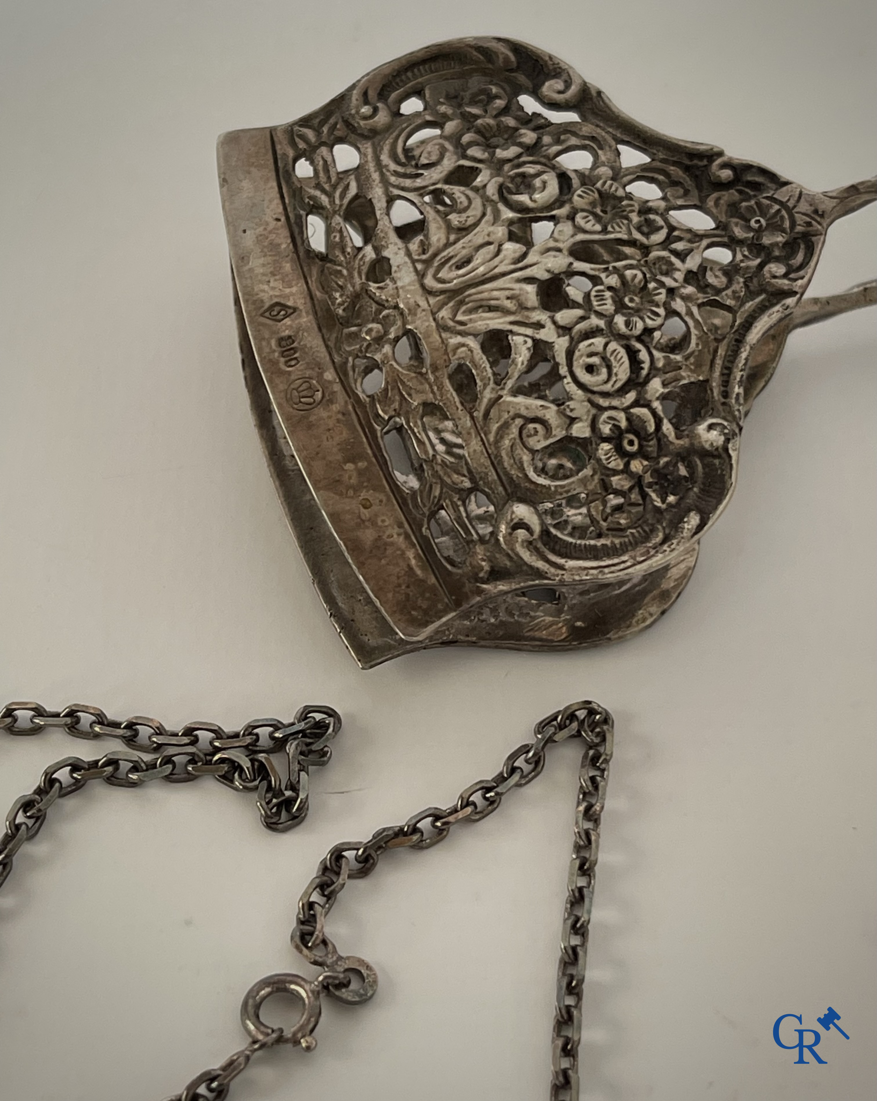 Juwelen. Lot objecten en juwelen in zilver of met zilver montuur. Een lot met uurwerken en juwelen in metaal bijgevoegd.