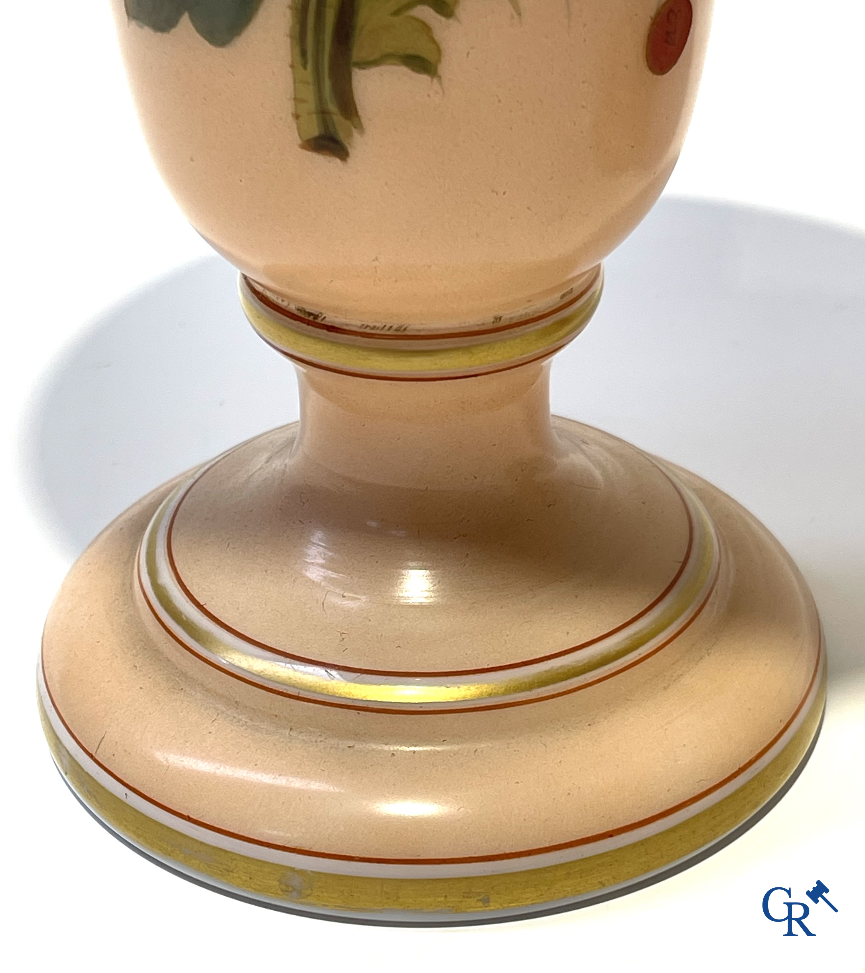 Napoleon III-periode. Paar vazen in opaline met bloemendecor. Circa 1880.