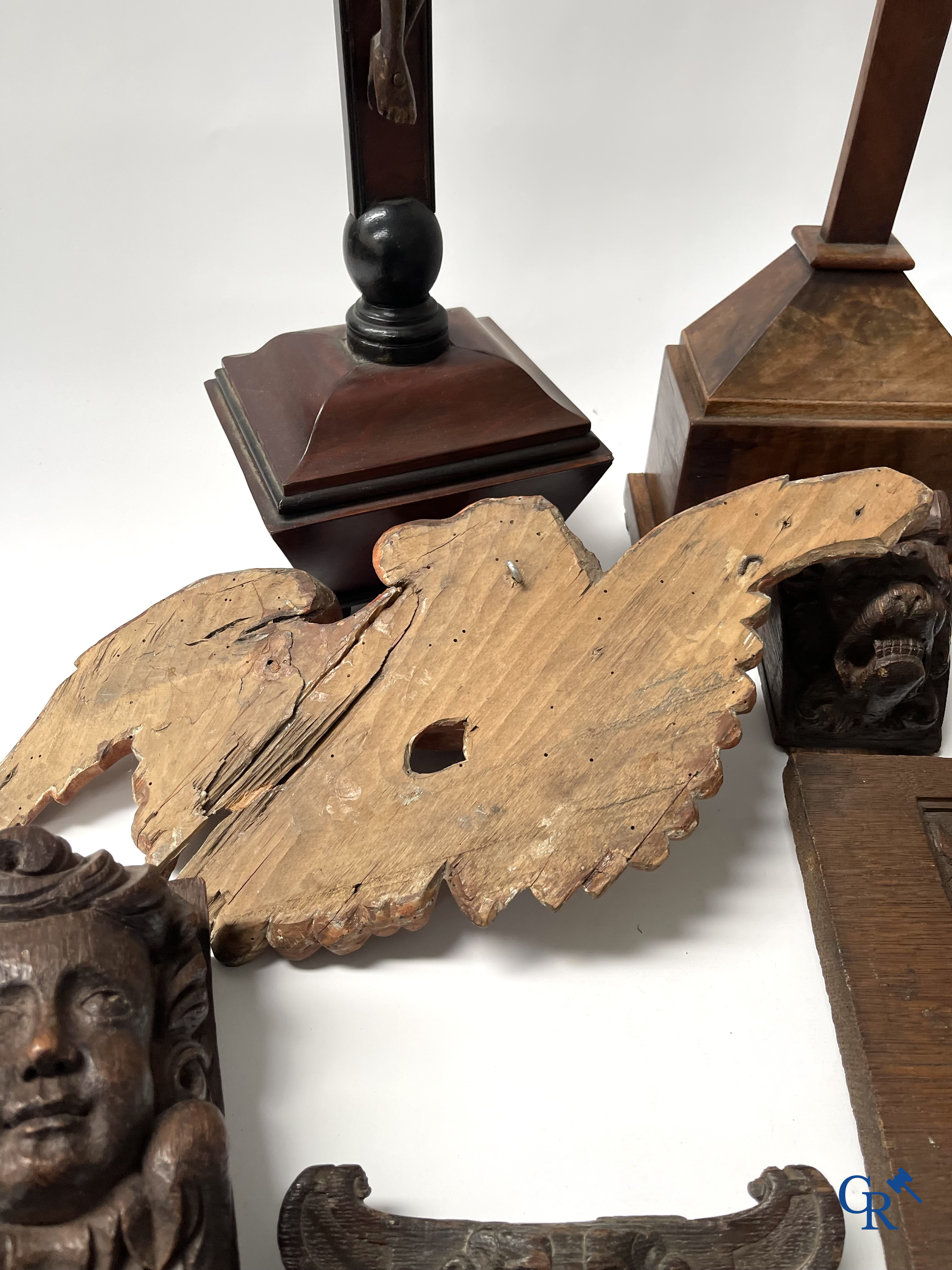 Religieuze objecten. Groot lot houtsculpturen. 19e eeuw.