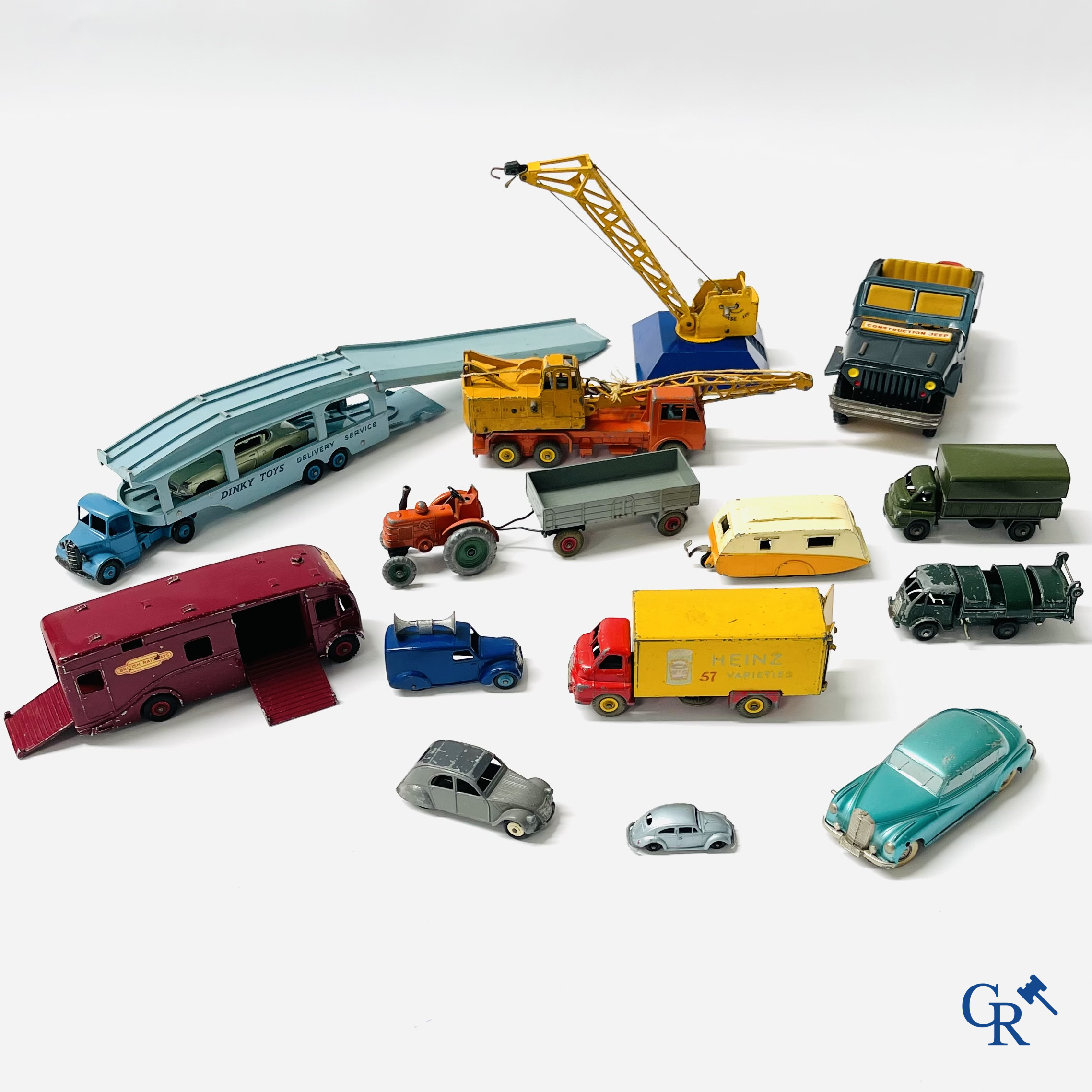 Vieux jouets. Intéressant lot de jouets. Dinky toys, Prameta Kölner Automodelle, Contstruction Jeep Japan, etc.