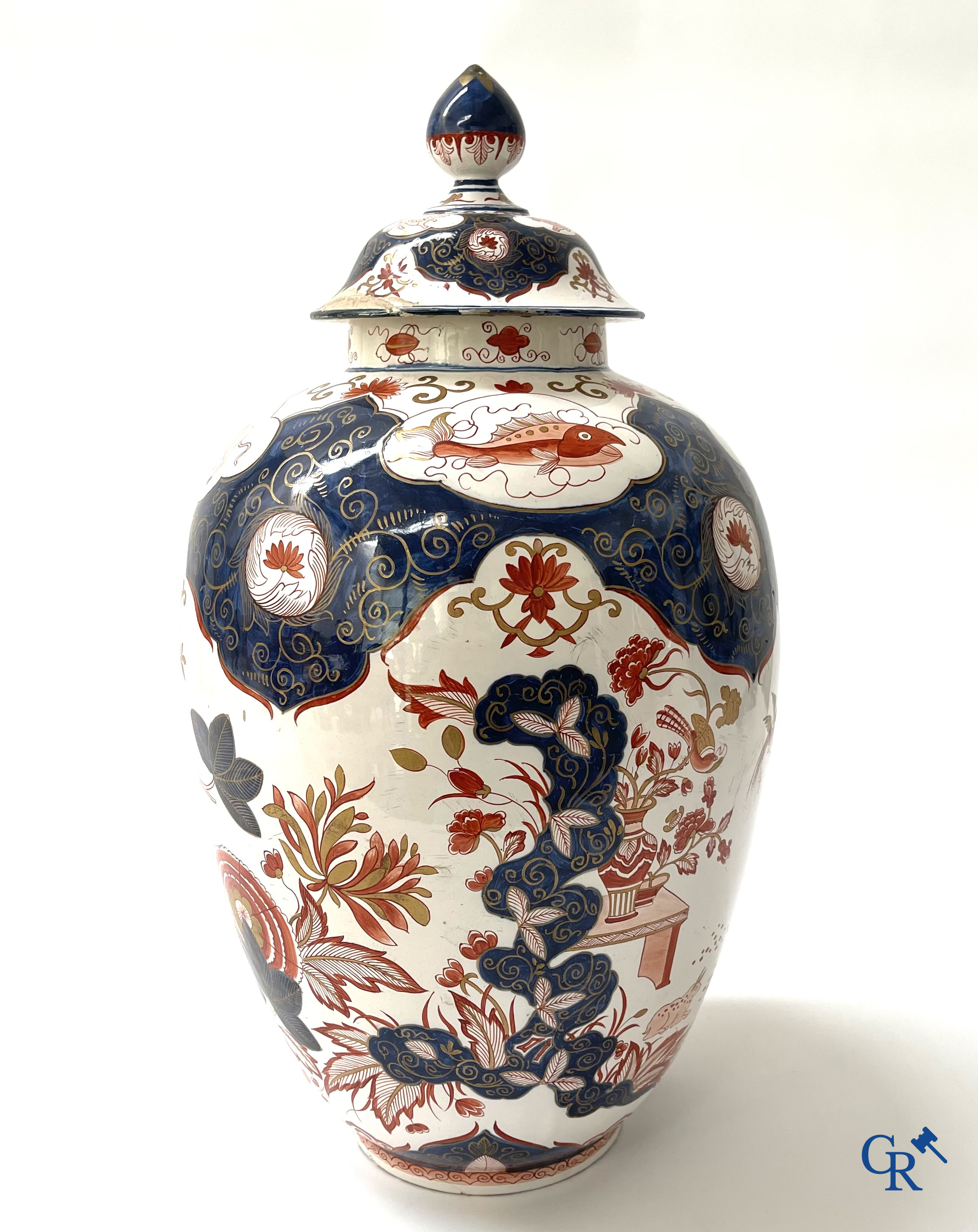 Delft. A large lid potich with Imari decor in Delft pottery, marked Blompot (De Vergulde Bloempot). 19th century.