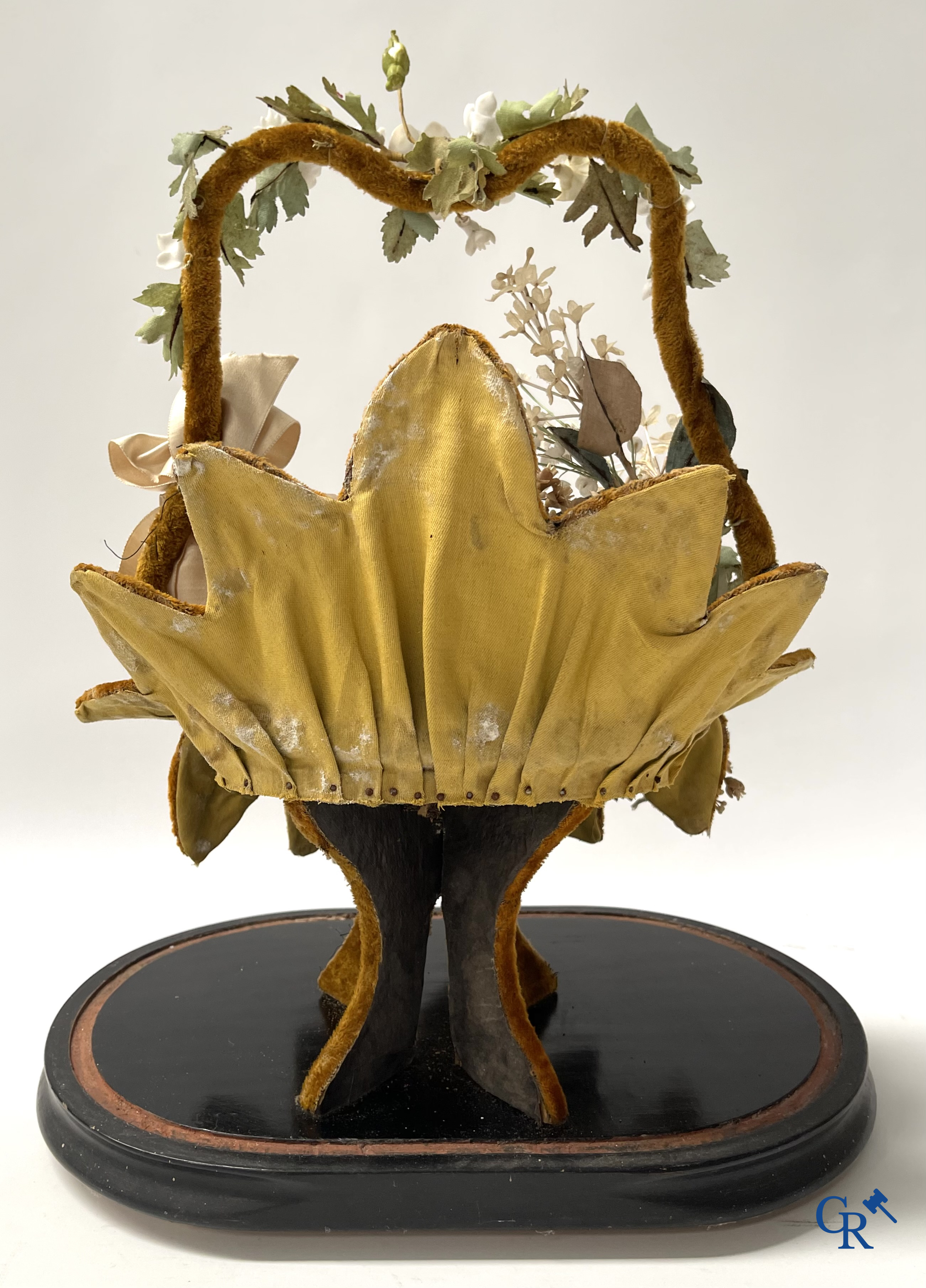 2 uitzonderlijke globes in glas met een bruidsboeket in mandvorm, bewerkt met bloemen in fijn porselein. Circa 1900.