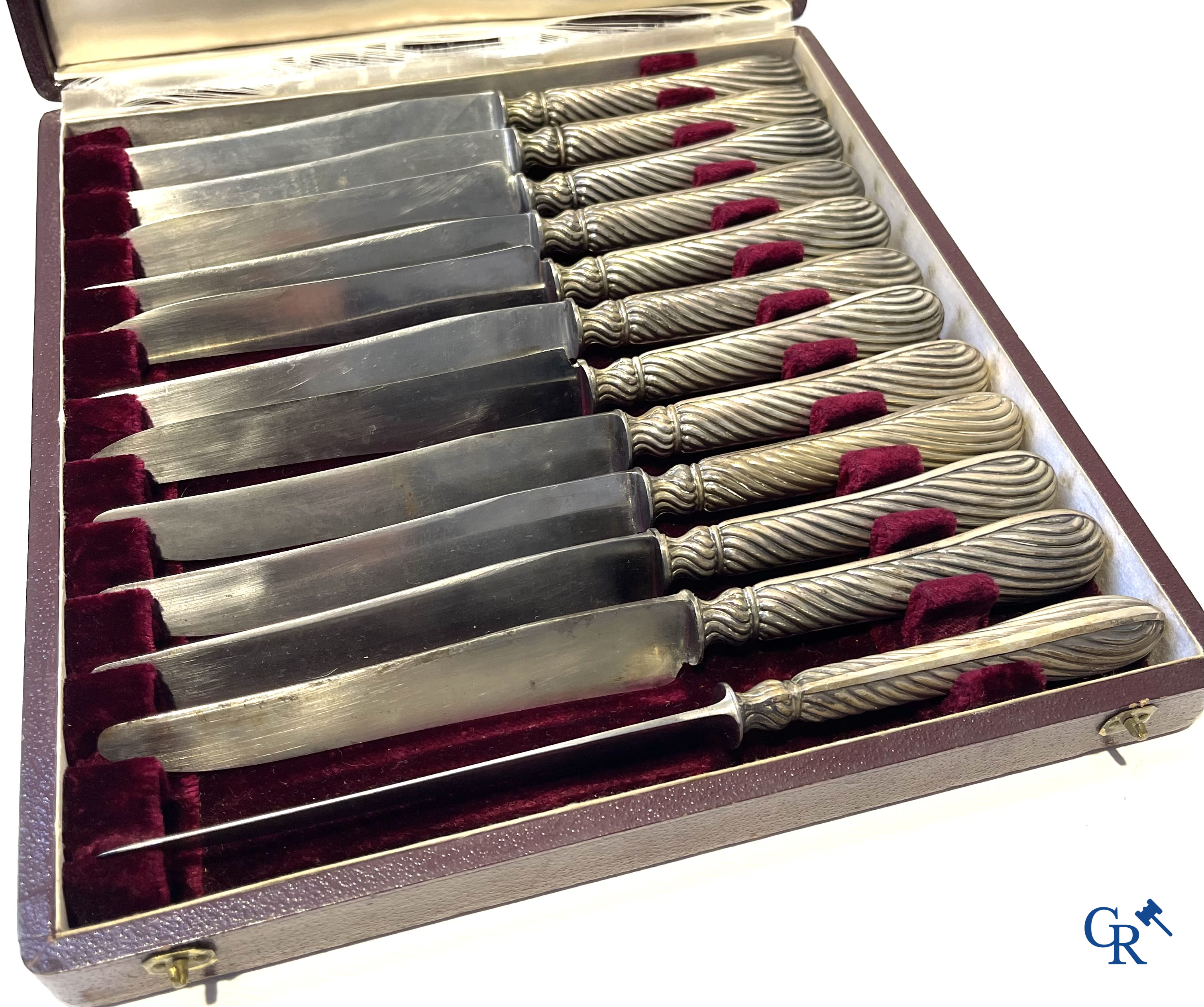 Silver. Set of 12 knives with silver handle. original box.