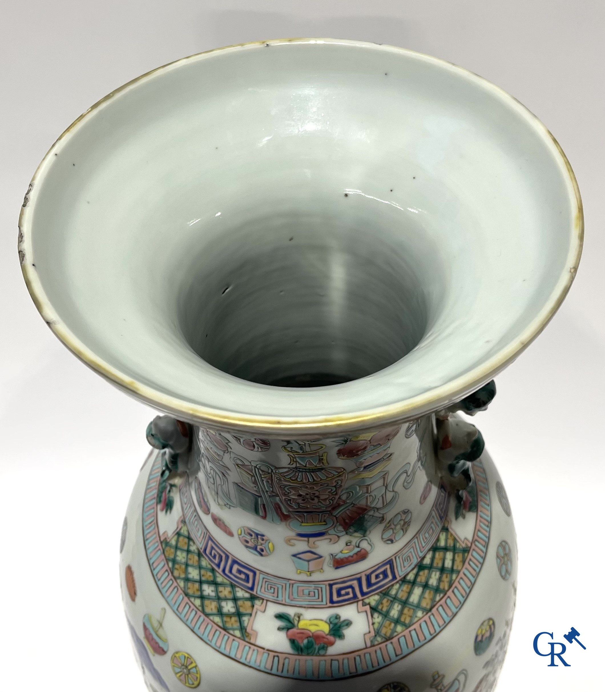 Asian Art. Chinese porcelain. A large Chinese vase with one hundred antiquities decor and Fu lion handles. 19th century.