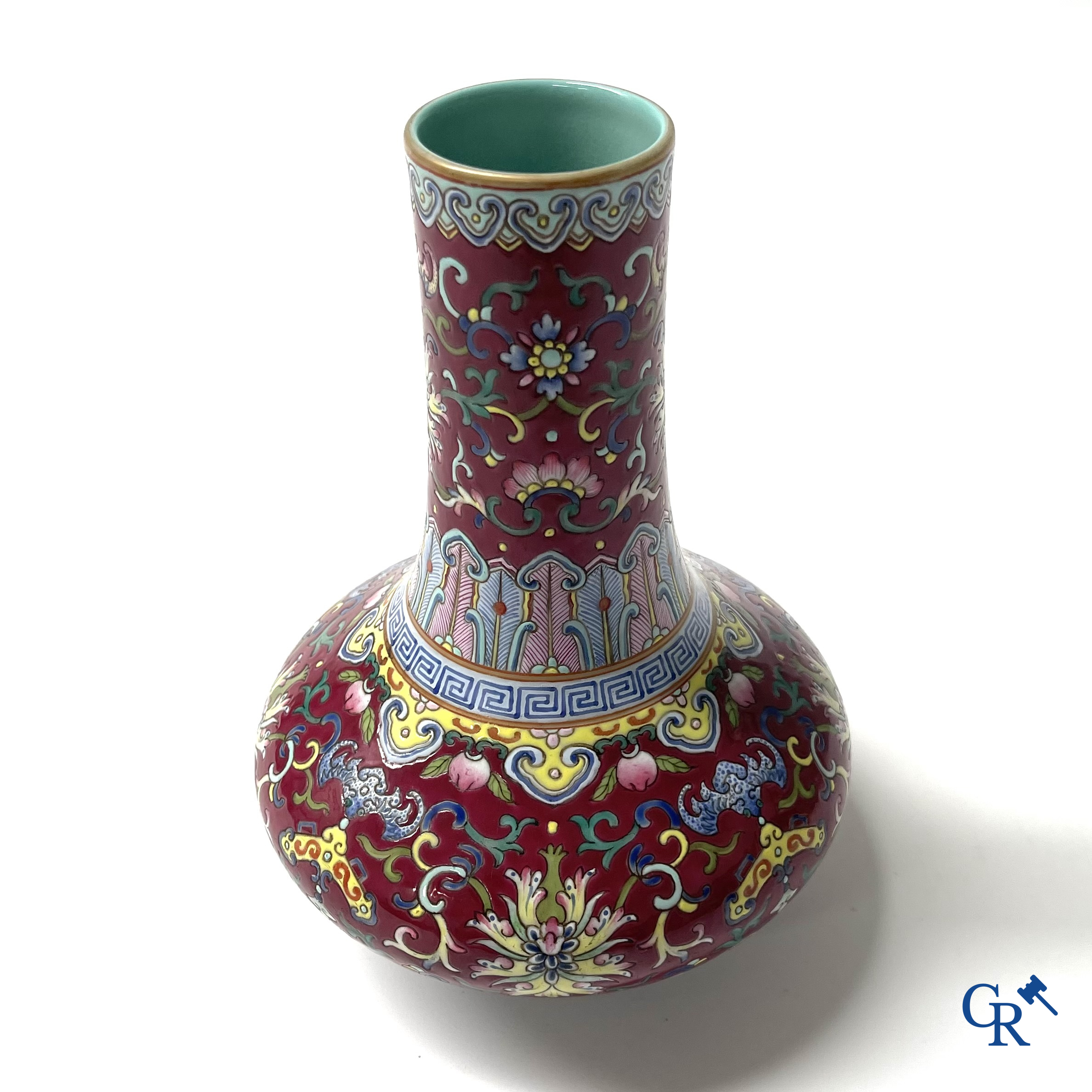 Asian Art, Chinese porcelain. A Chinese famille rose vase. Marked. Republic period. 20th century.