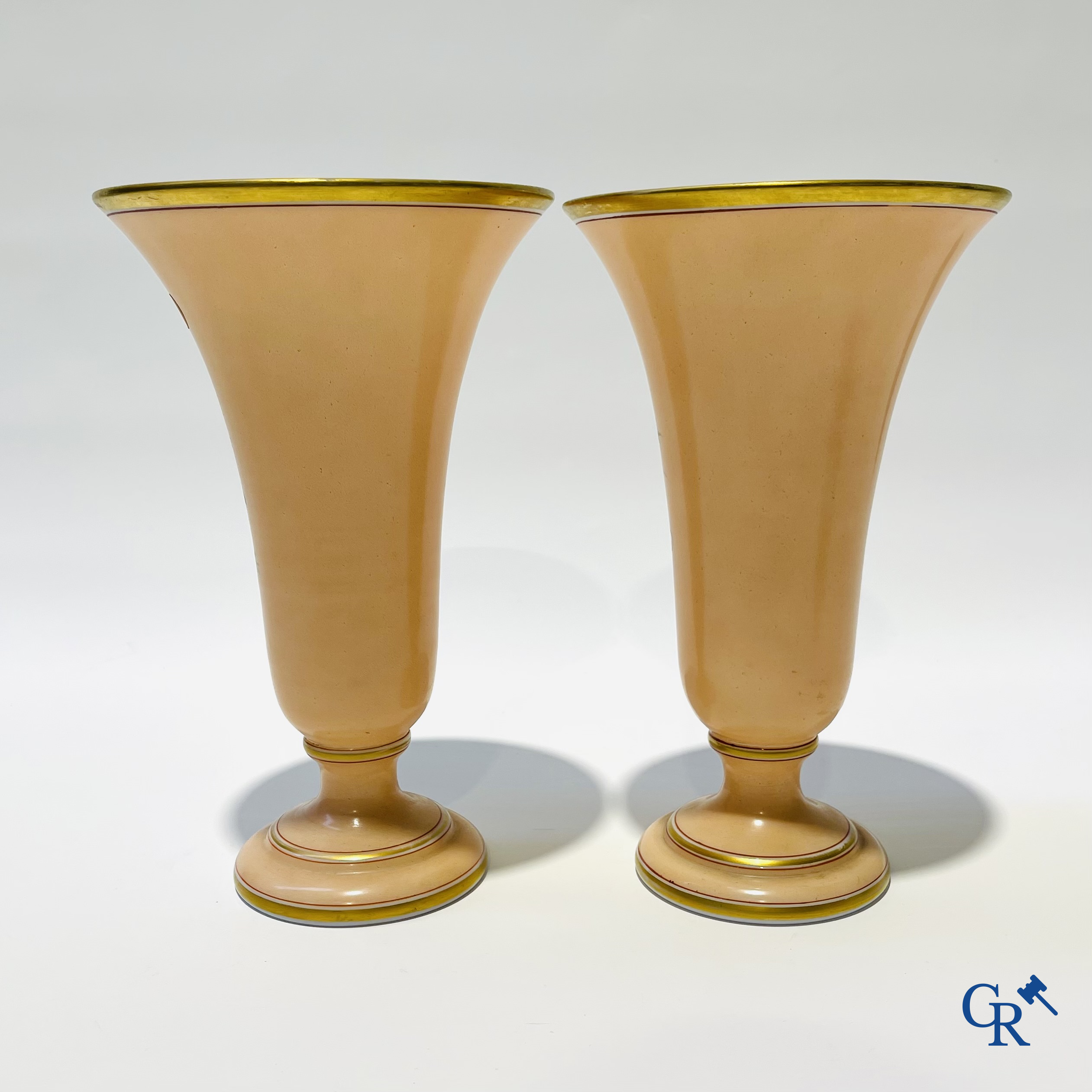 Napoleon III-periode. Paar vazen in opaline met bloemendecor. Circa 1880.