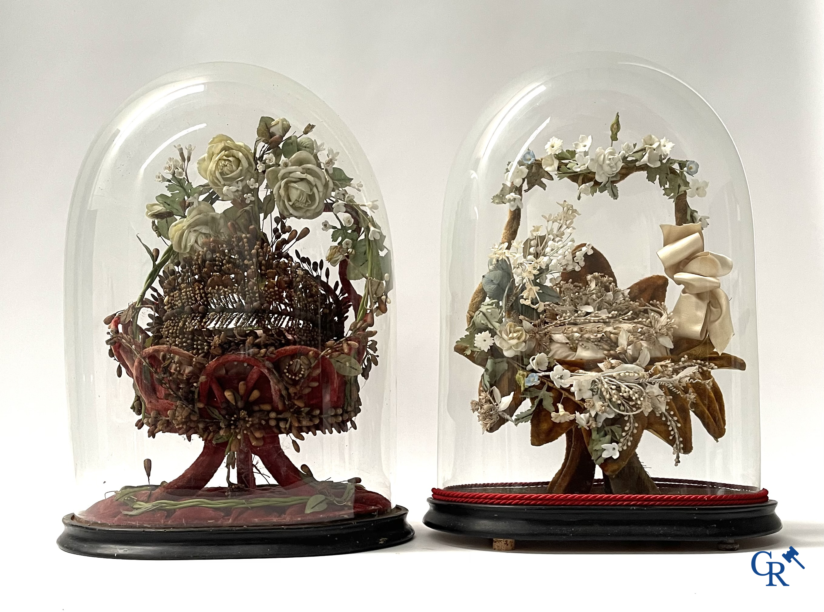 2 uitzonderlijke globes in glas met een bruidsboeket in mandvorm, bewerkt met bloemen in fijn porselein. Circa 1900.