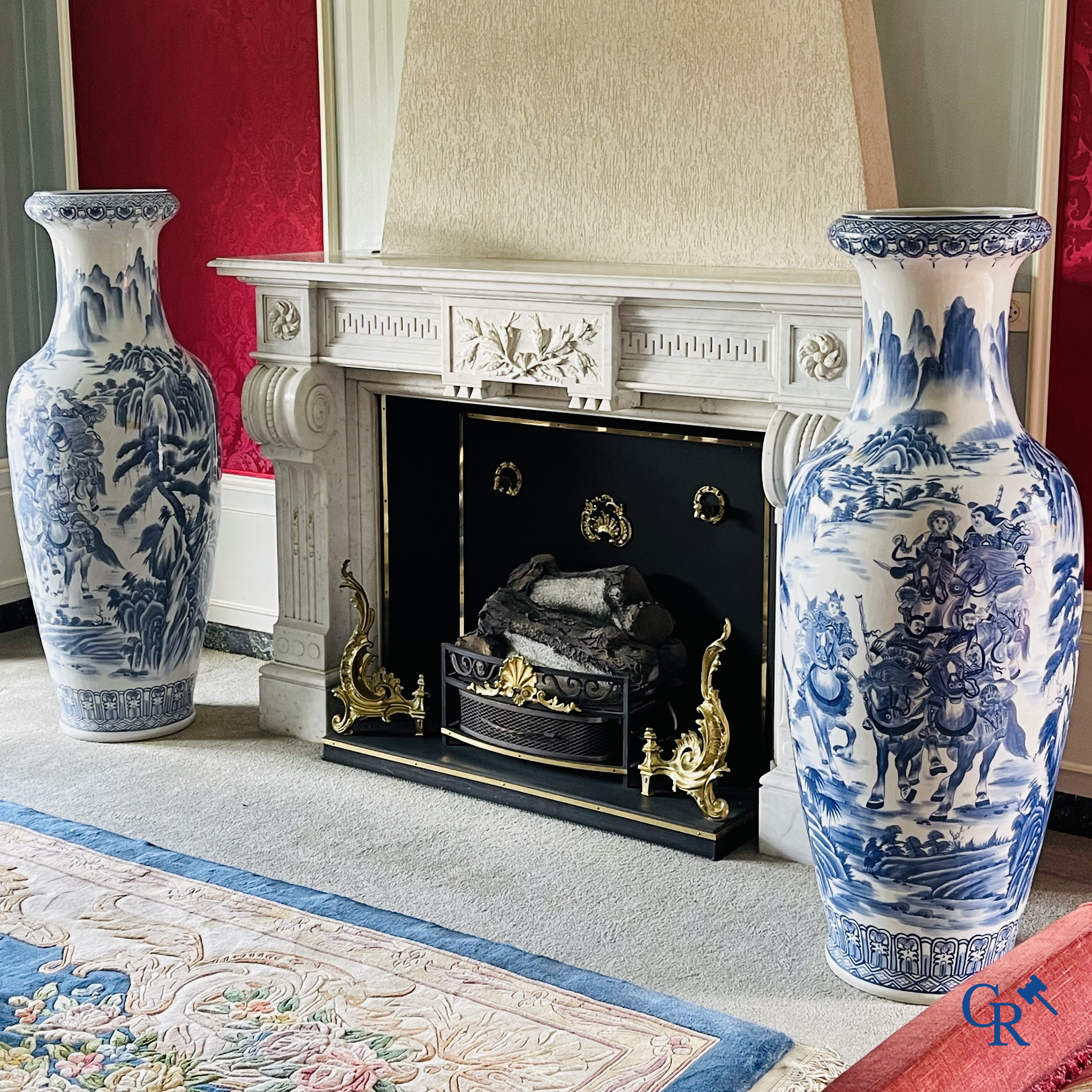 Art Asiatique, porcelaine chinoise. Importante paire de vases chinois en porcelaine bleu-blanc. Décor des guerriers. XXe siècle.