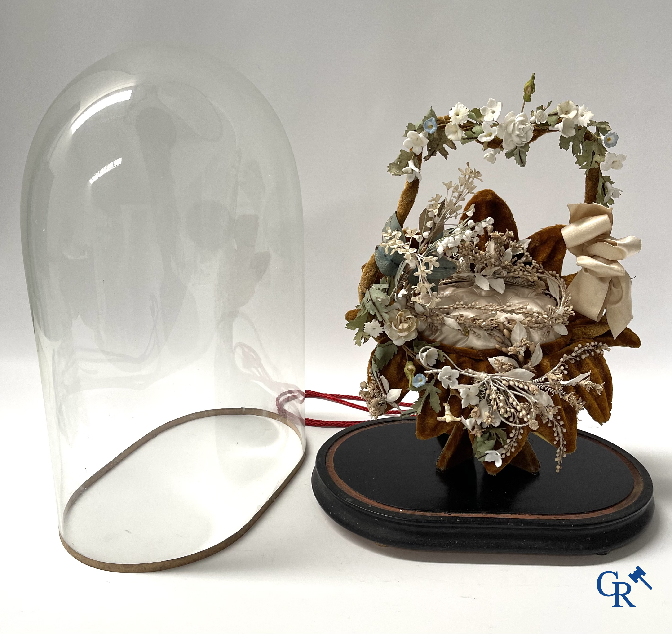 2 uitzonderlijke globes in glas met een bruidsboeket in mandvorm, bewerkt met bloemen in fijn porselein. Circa 1900.