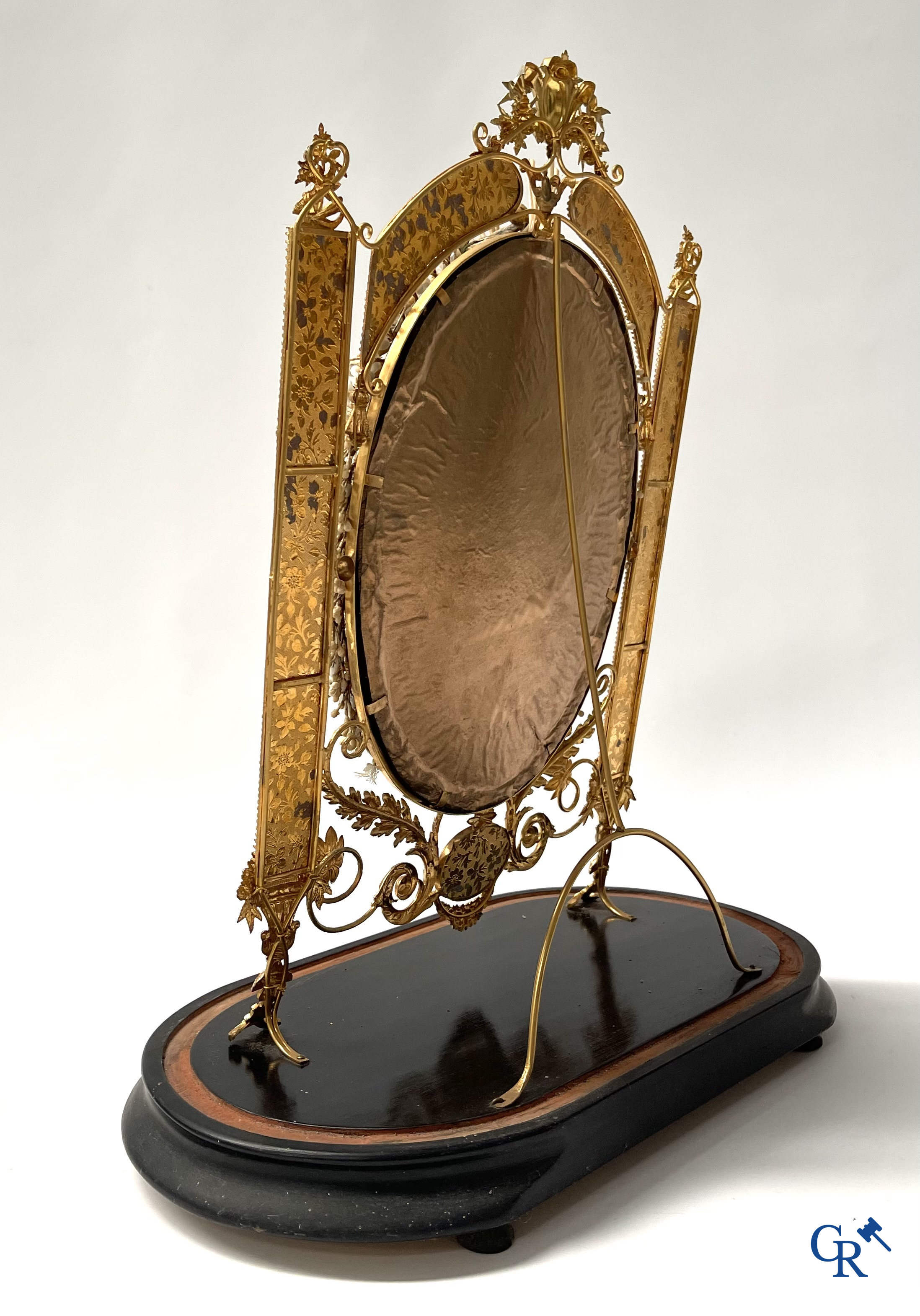 Een uitzonderlijke globe in glas met een bruidsboeket. Spiegels in vergulde en verzilverde messing. Circa 1900.