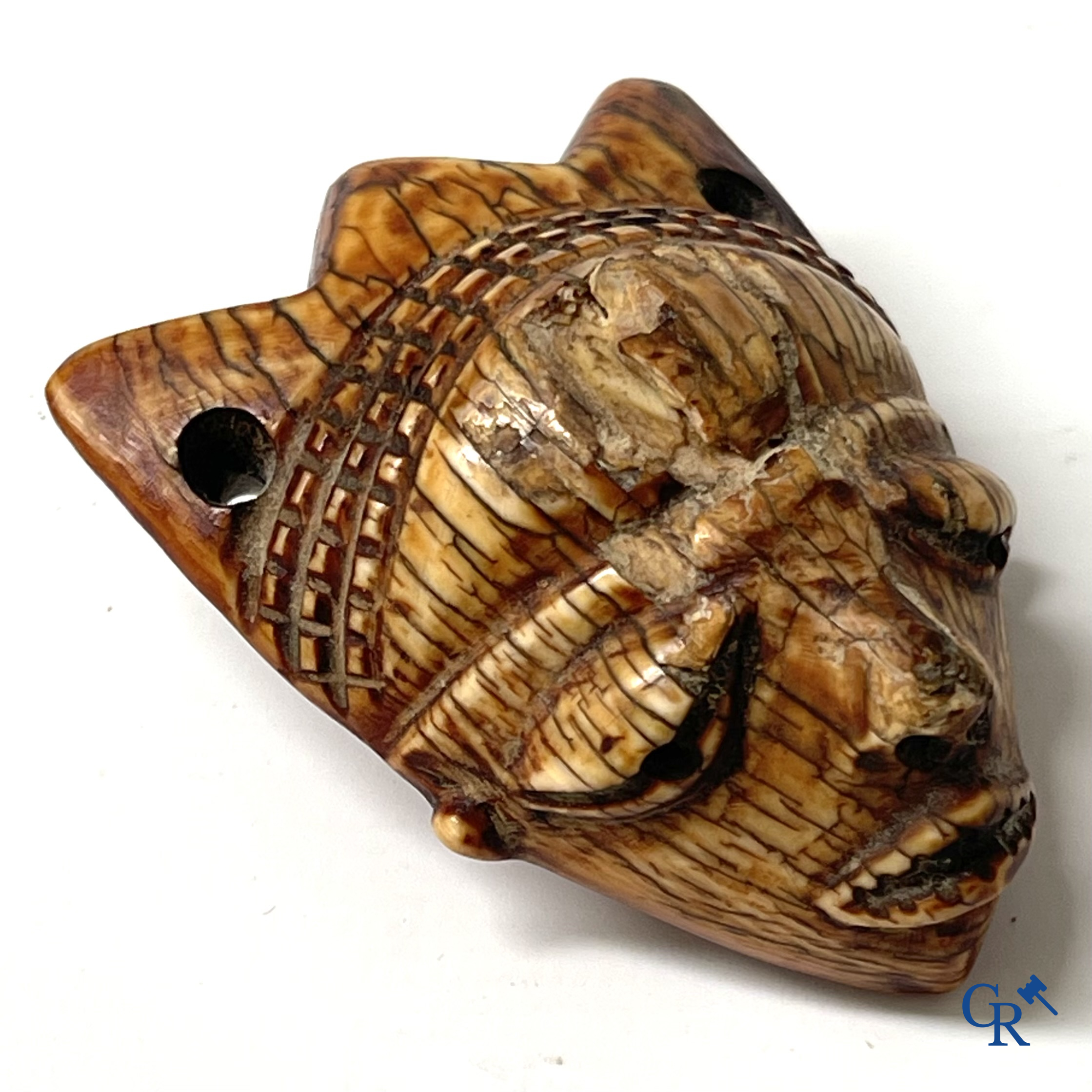 Tribal Art, Afrikaanse kunst. Democratische Republiek Congo. Een Afrikaanse Pende amulet in gesneden bot. 19e eeuw.