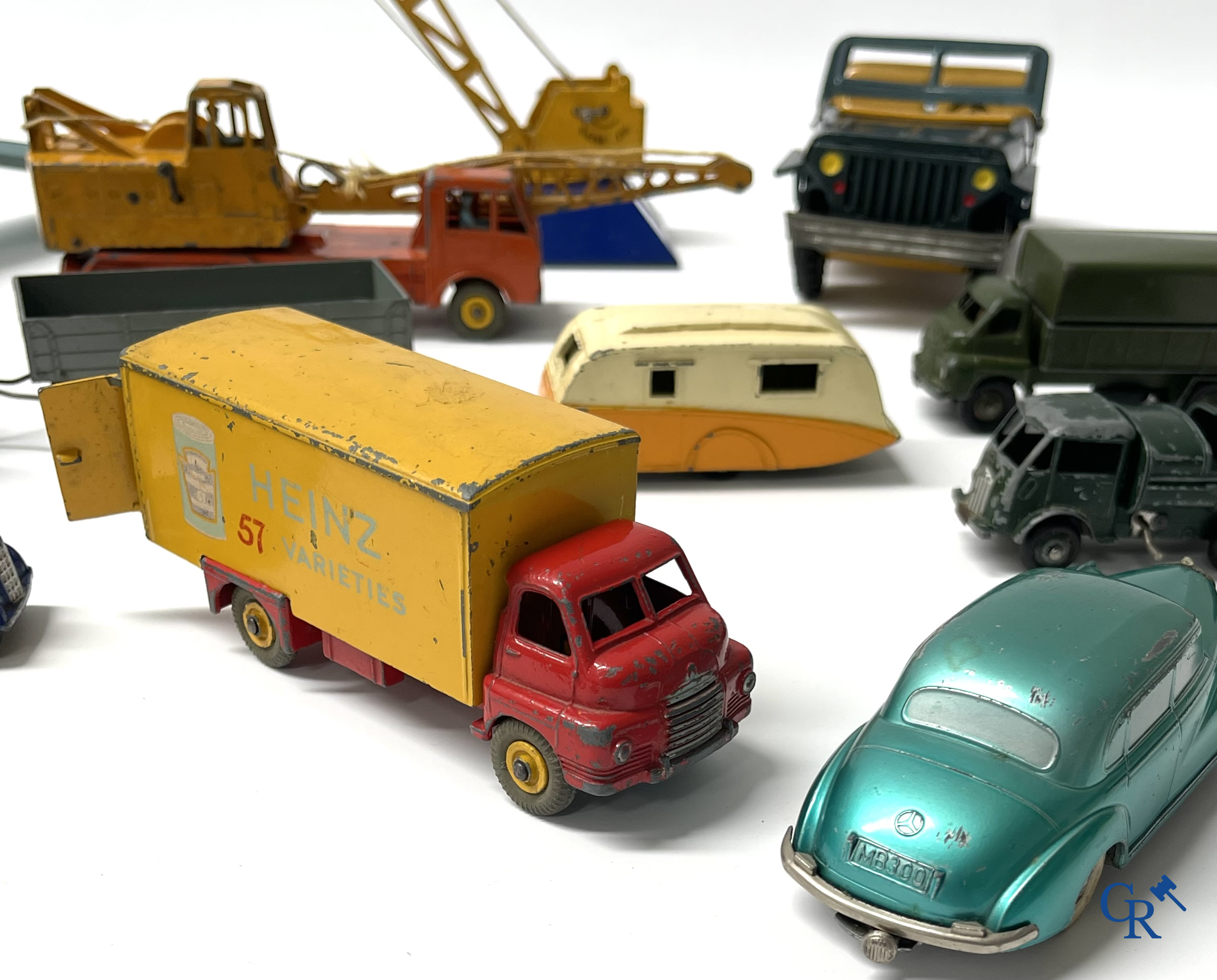 Vieux jouets. Intéressant lot de jouets. Dinky toys, Prameta Kölner Automodelle, Contstruction Jeep Japan, etc.