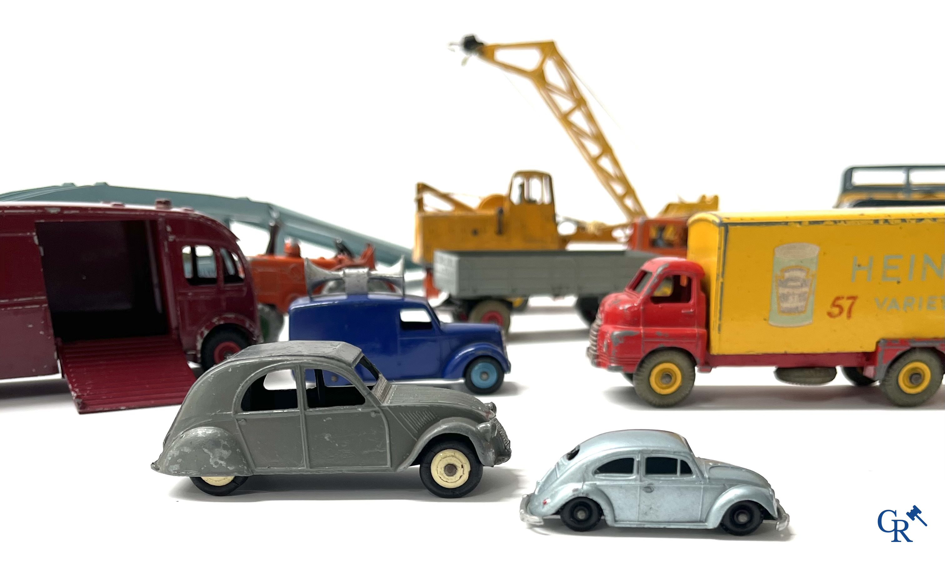 Vieux jouets. Intéressant lot de jouets. Dinky toys, Prameta Kölner Automodelle, Contstruction Jeep Japan, etc.