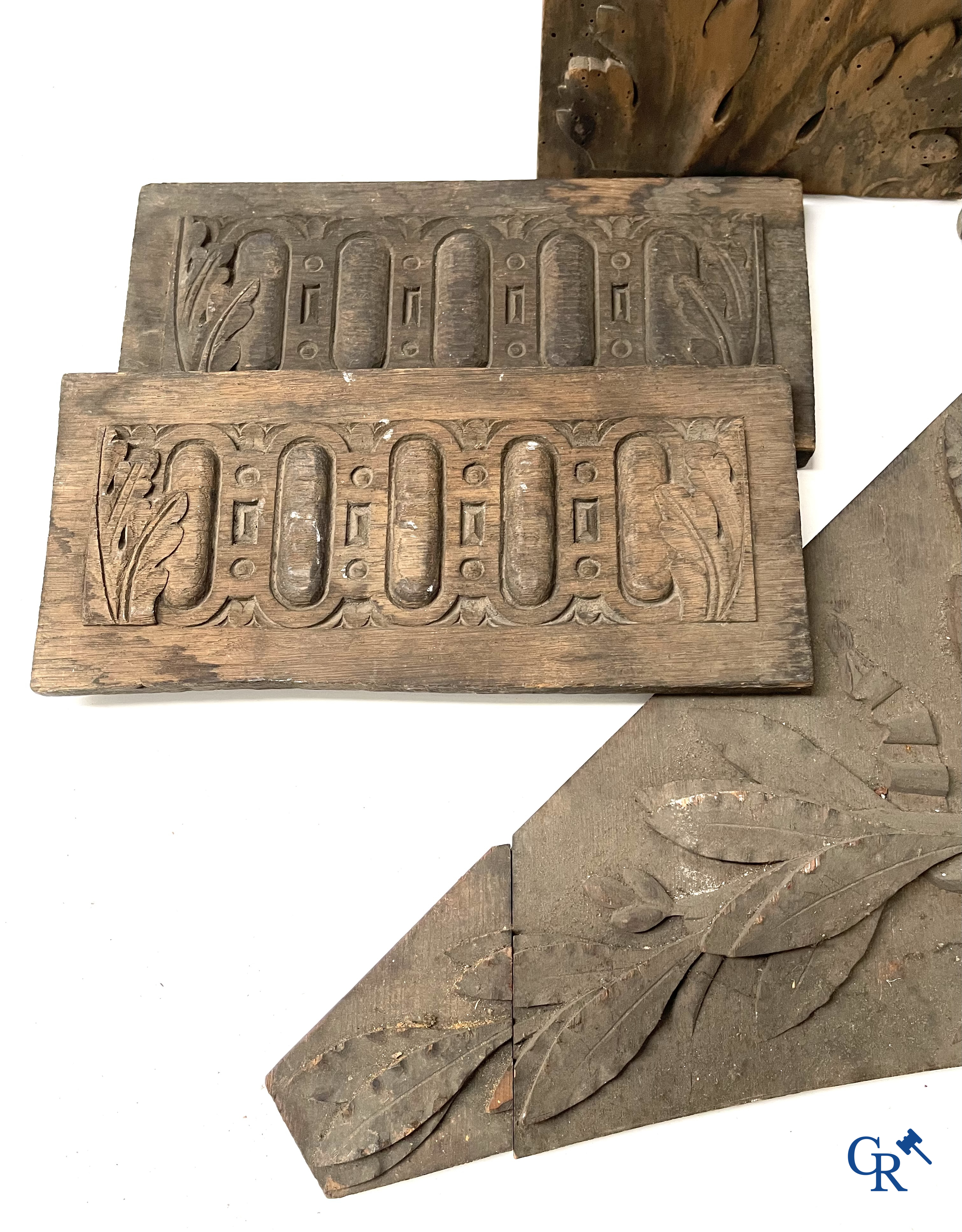 Religieuze objecten. Groot lot houtsculpturen. 19e eeuw.