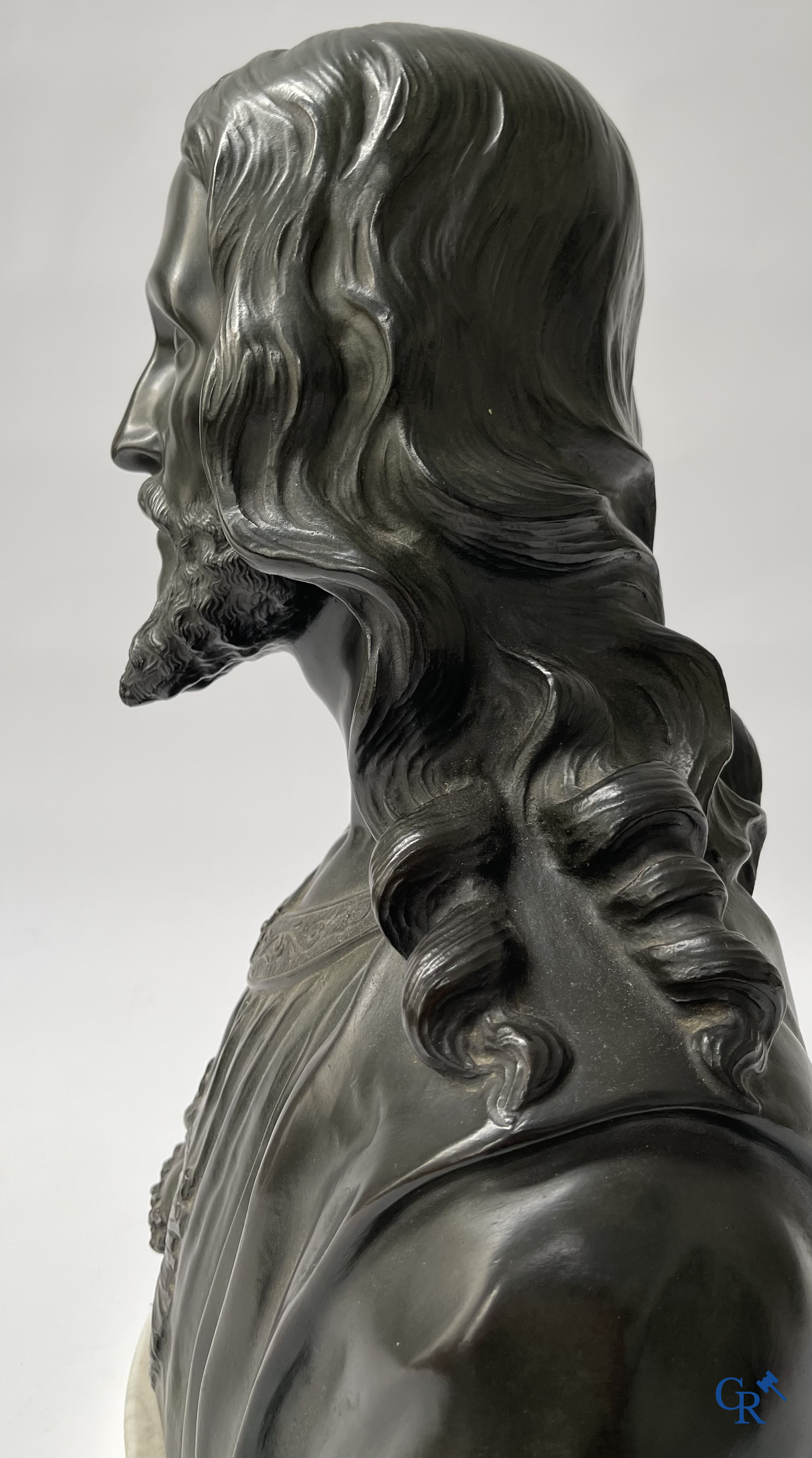 Religieuze objecten. A. Carli. Imposante fijn geciseleerde en gepatineerde bronzen buste van Christus. Circa 1920.