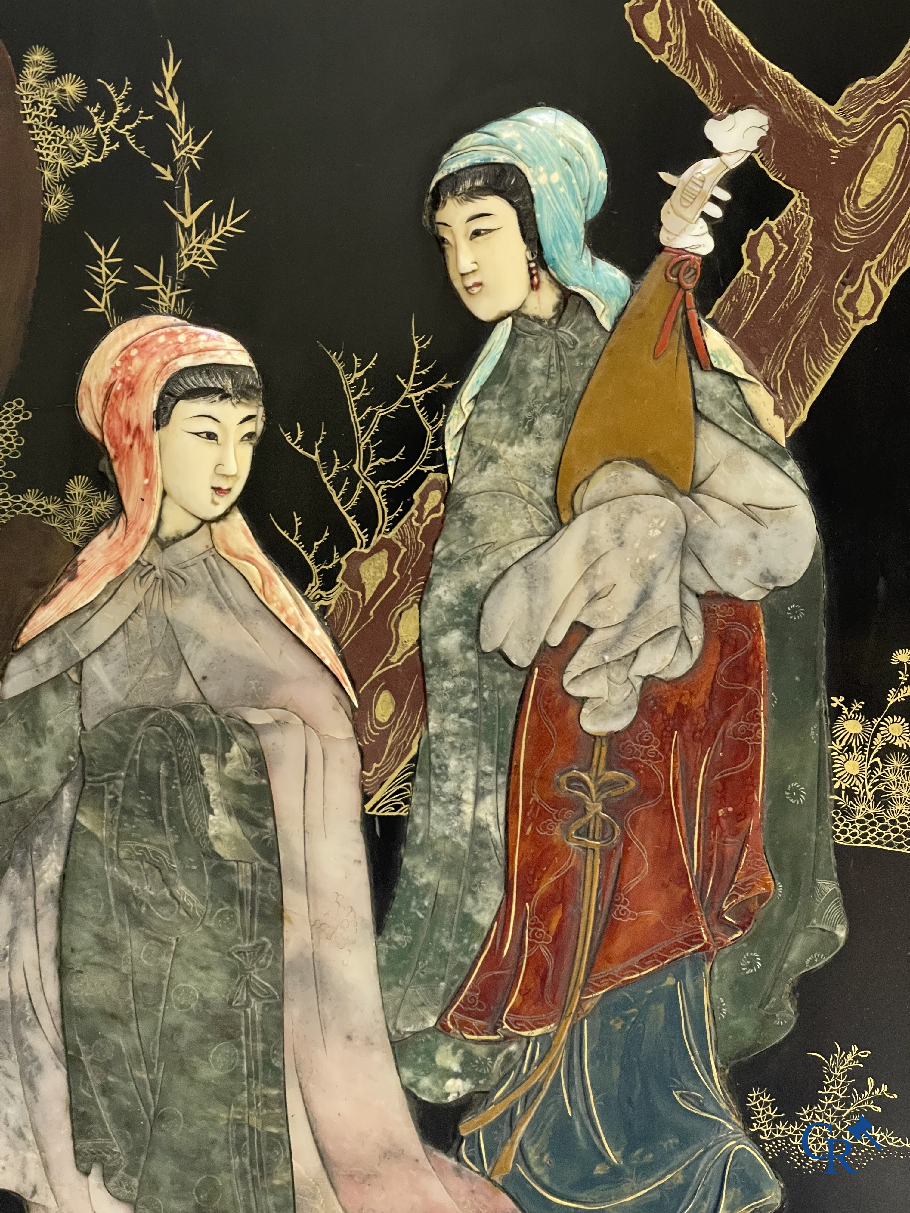 Art Asiatique, Chine. Grand paravant en laque serti de différents types de pierres et incrustations. 1ère moitié du 20ème siècle.
