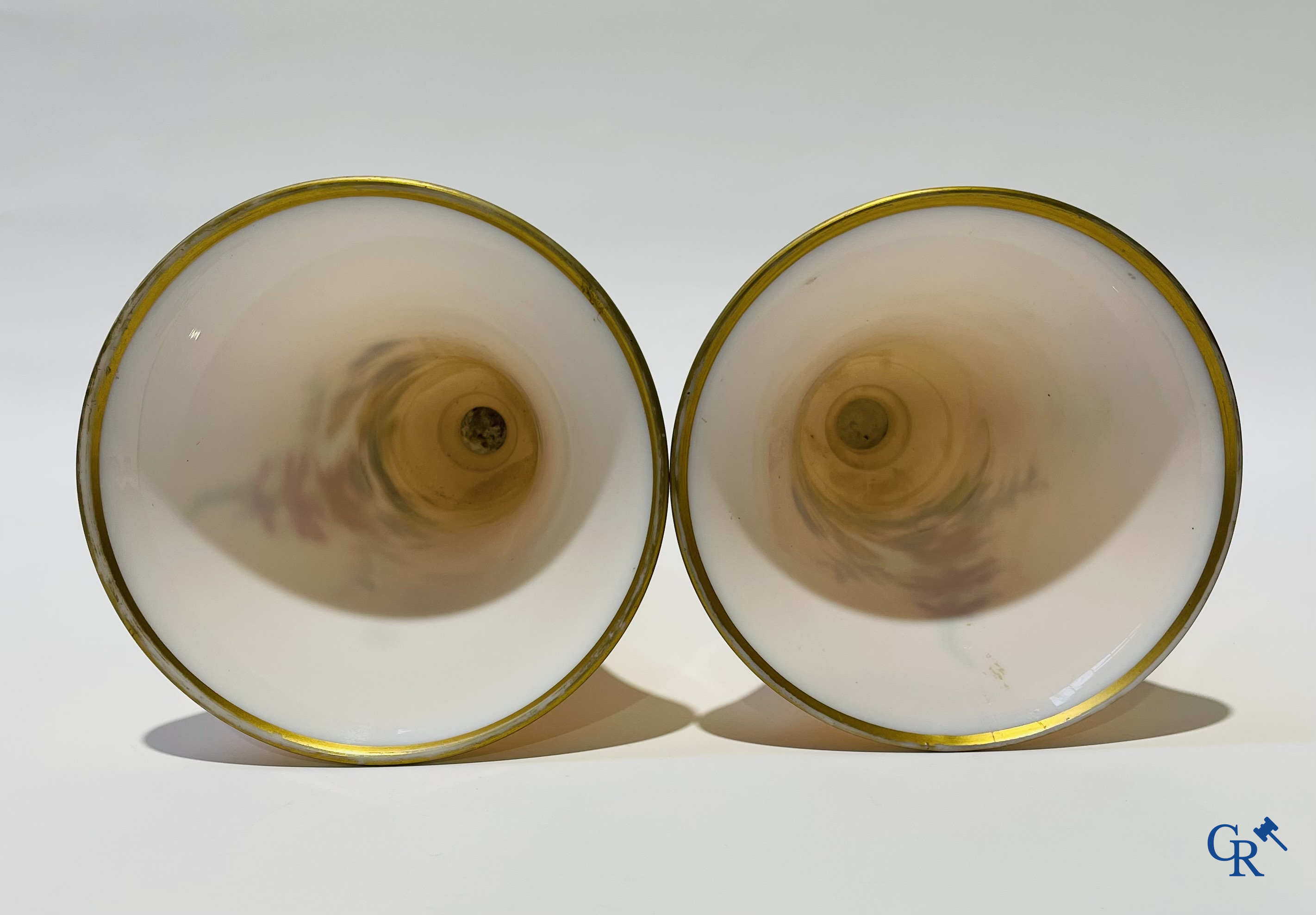 Napoleon III-periode. Paar vazen in opaline met bloemendecor. Circa 1880.
