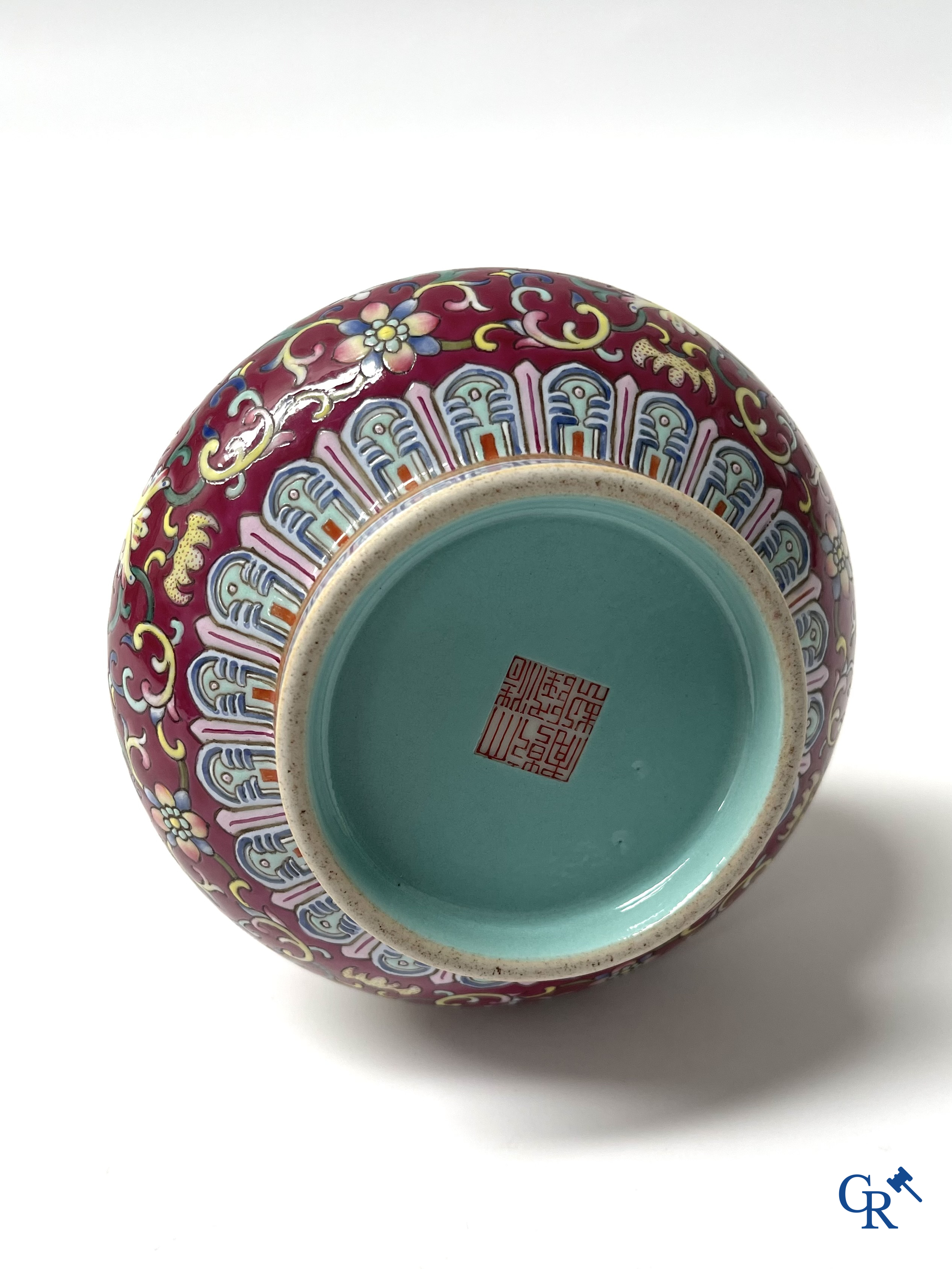 Asian Art, Chinese porcelain. A Chinese famille rose vase. Marked. Republic period. 20th century.