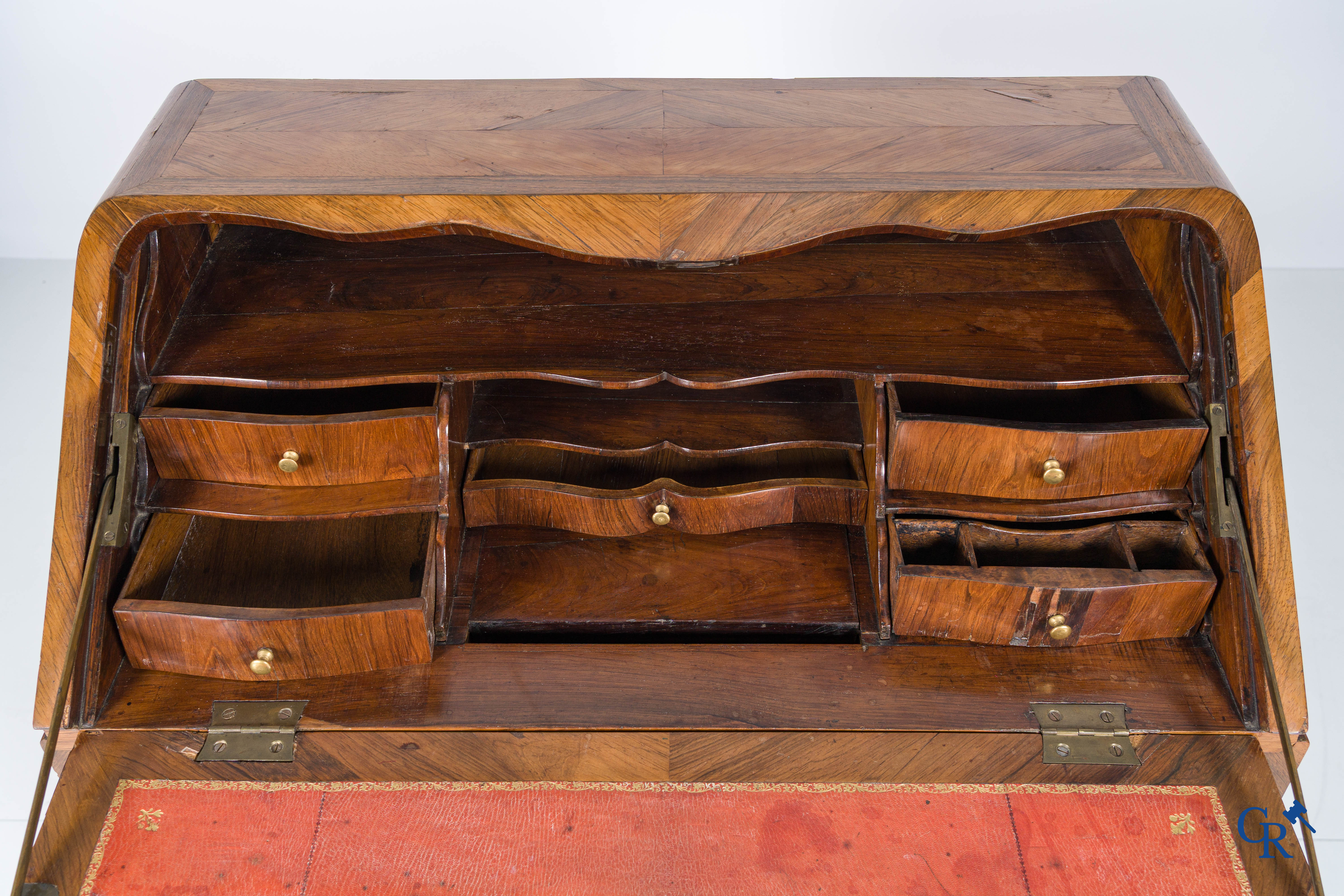 Lodewijk XV-periode. Een zogenaamde "Bureau de pente" in rozenhout fineer en marquetterie. 18e eeuw.