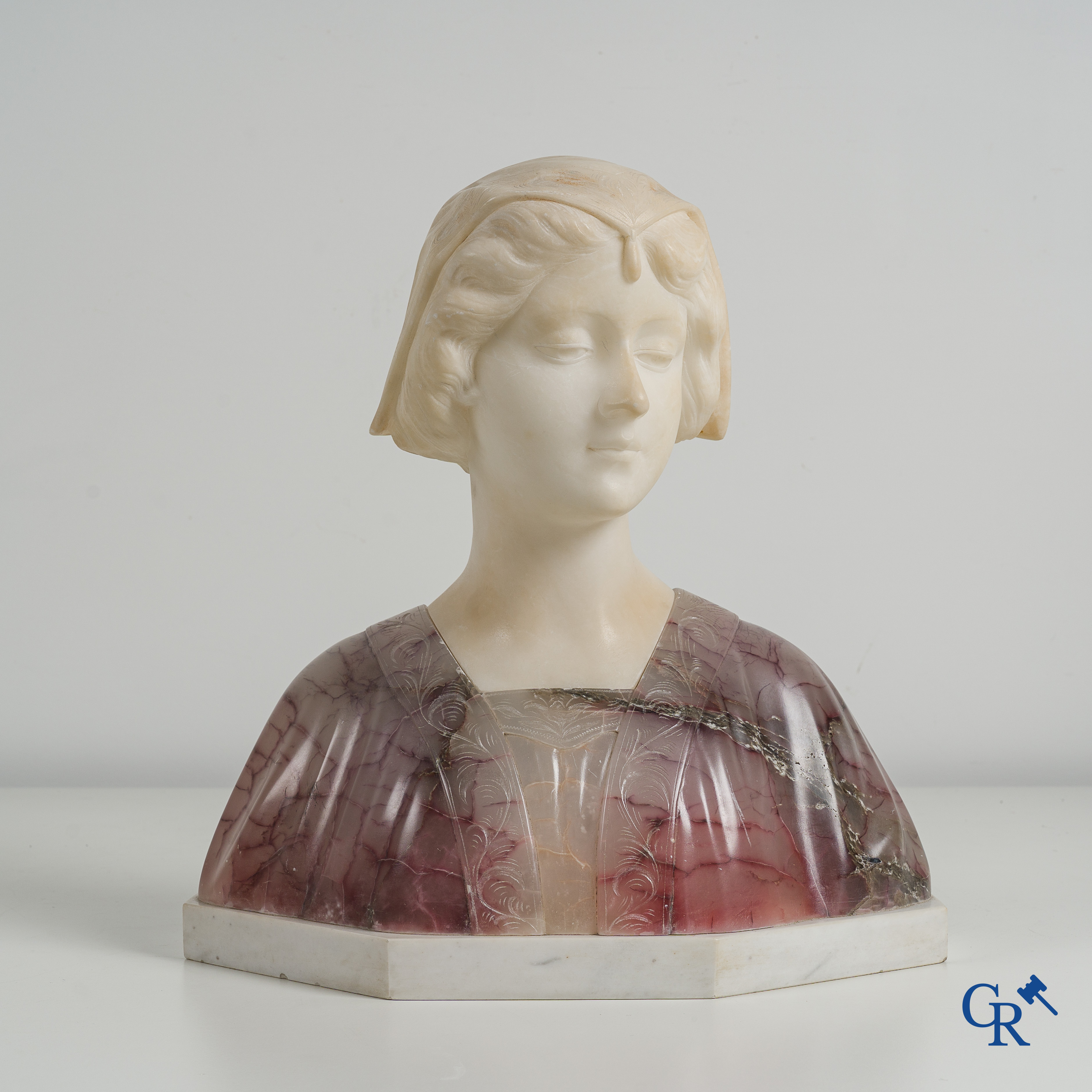 Gustave Van Vaerenbergh (1873-1927) Bust of a noble lady in white and violet veined marble. Around 1920.