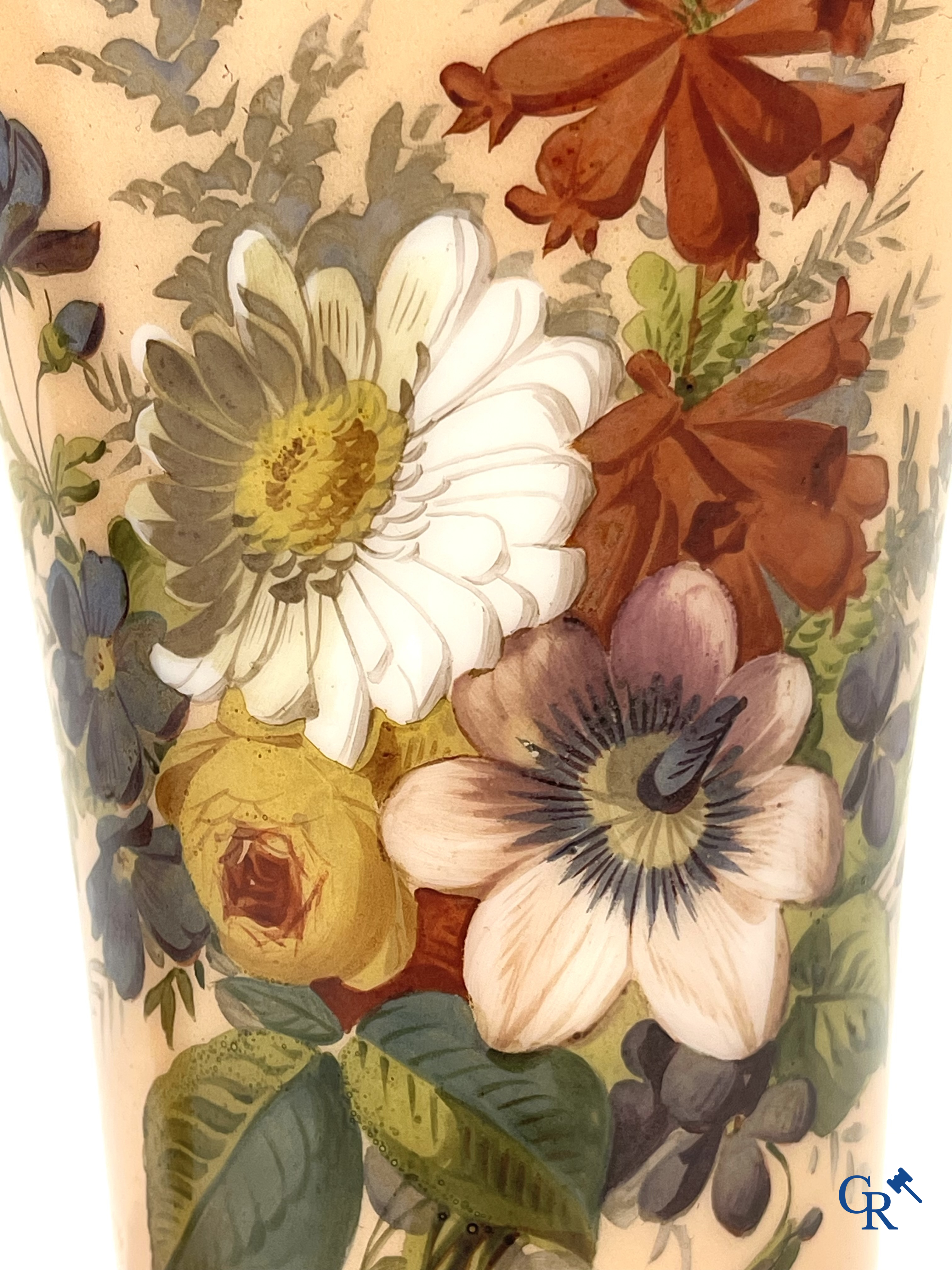 Napoleon III-periode. Paar vazen in opaline met bloemendecor. Circa 1880.