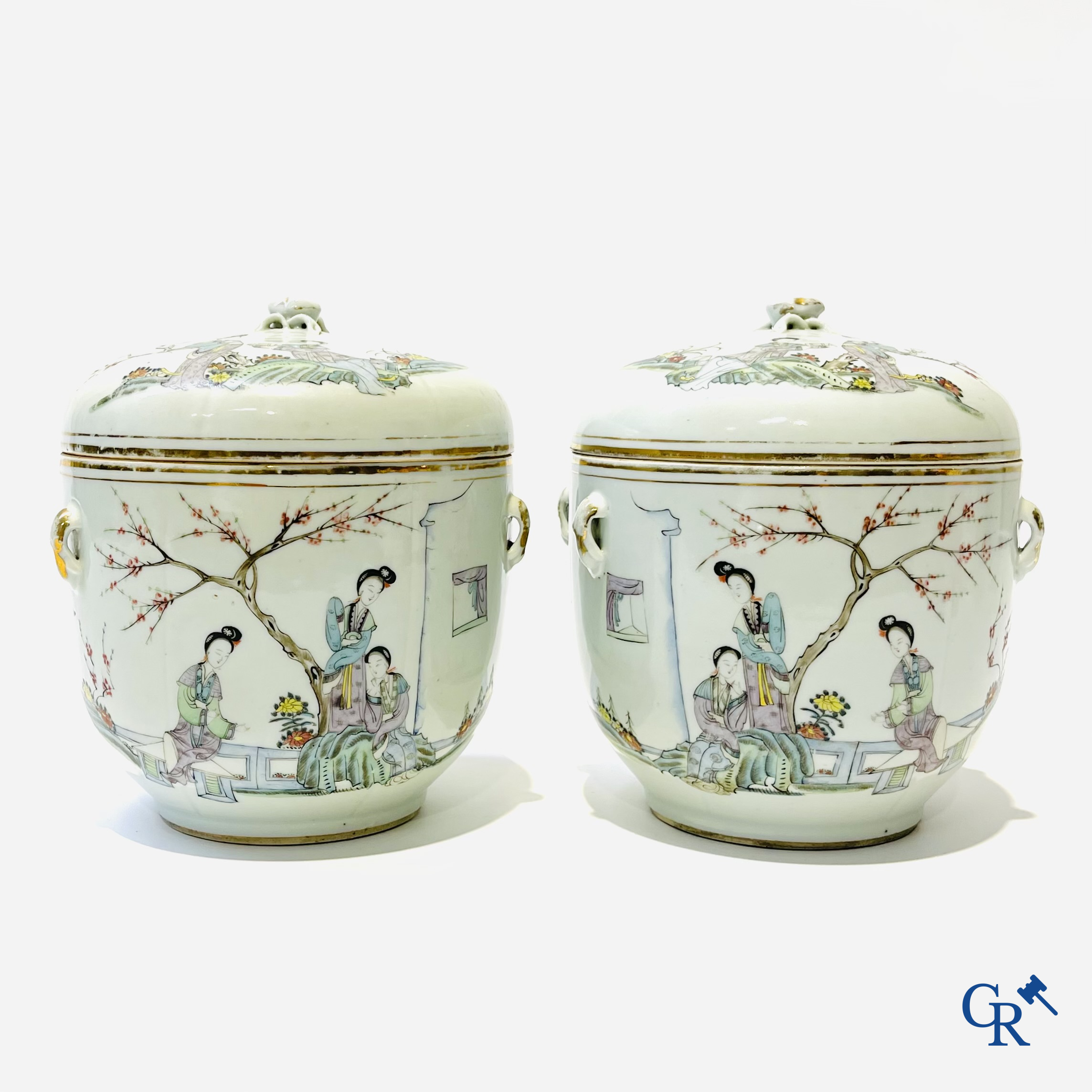 Asian Art, Chinese porcelain. A few lid jars with ladies-in-waiting. Around 1900.