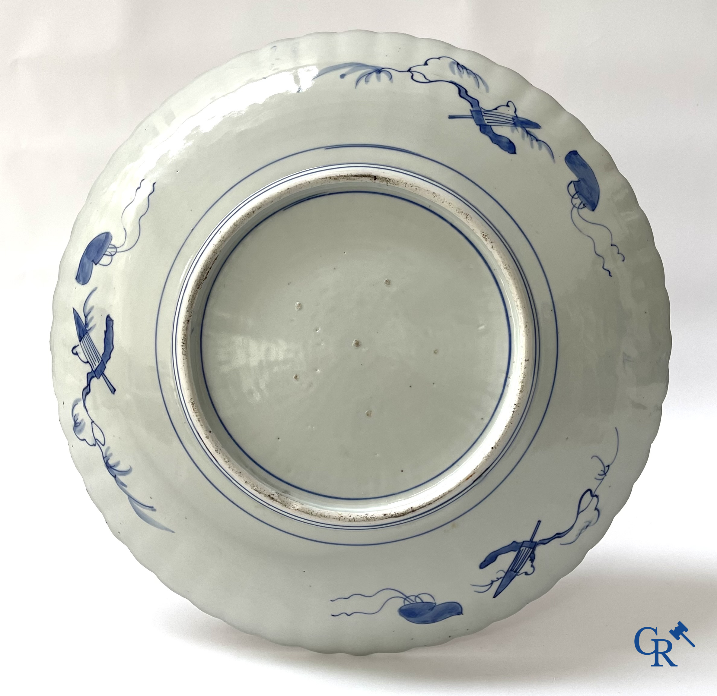 Asian Art. A large Japanese Imari dish. 19th century.