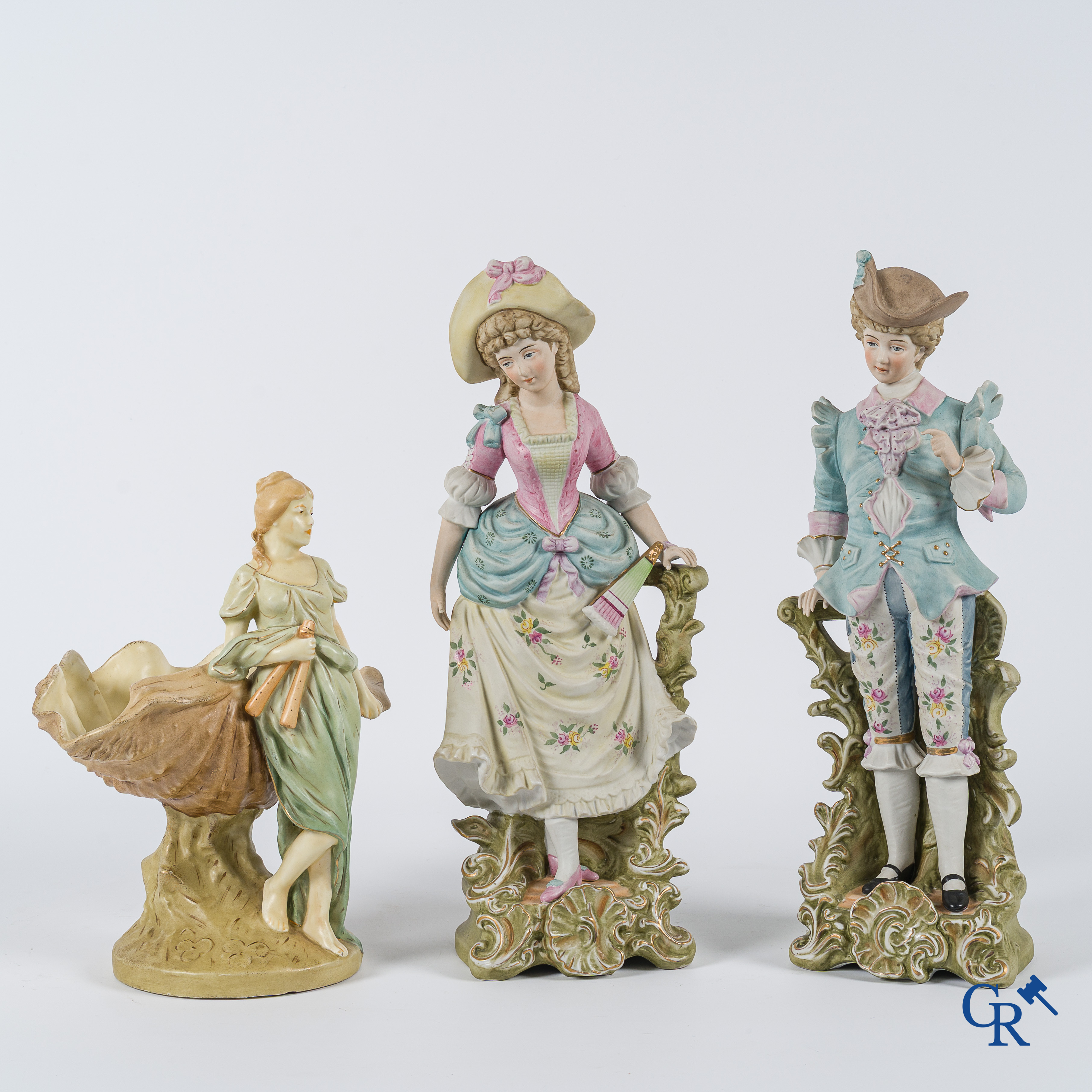 Nice lot of brocante consisting of a vide poche in Royal Dux, a pair of biscuit statues and a pair of frames. Around 1920.