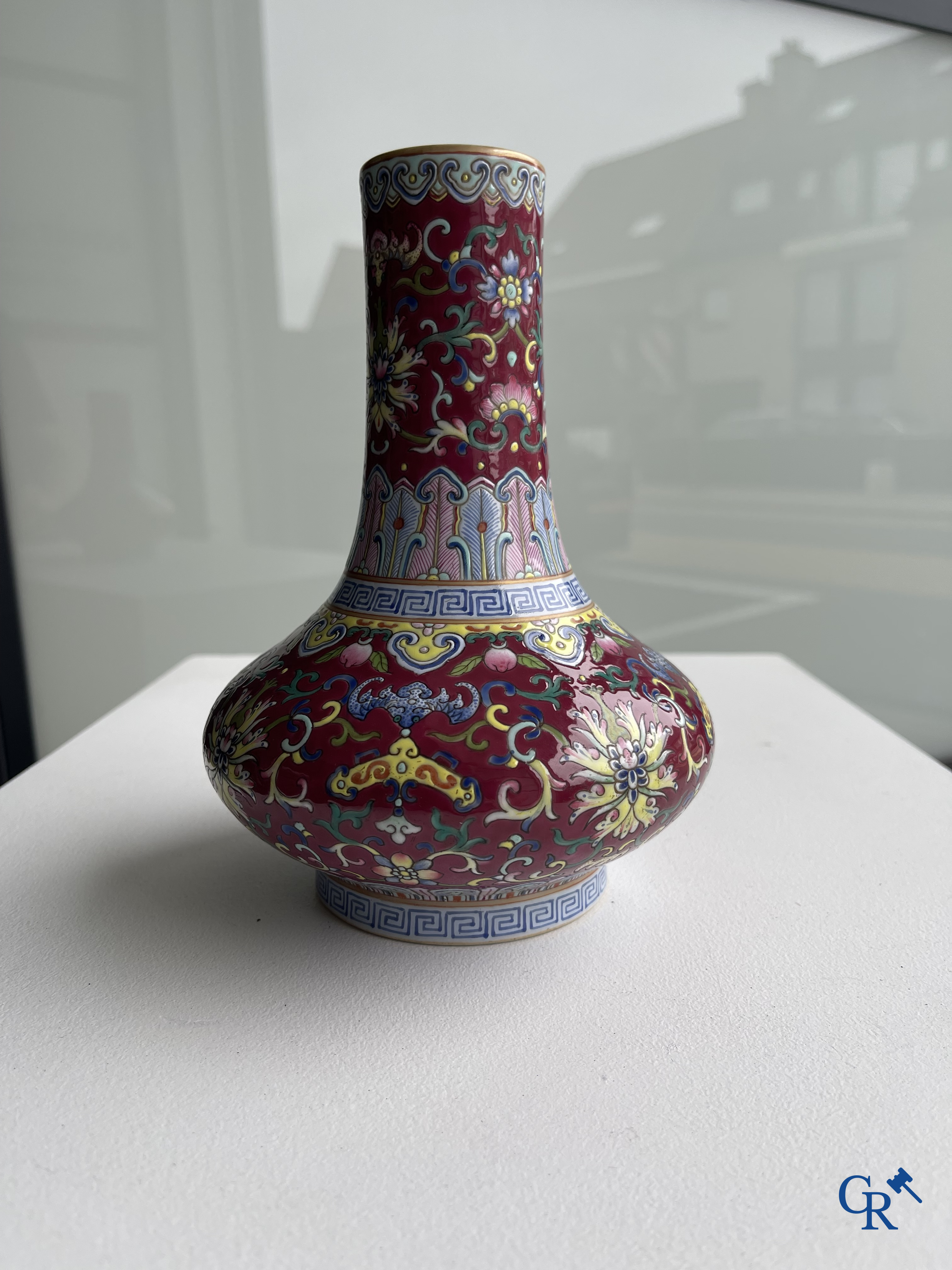Aziatica, Chinees porselein. Een Chinees famille rose vaasje. Gemerkt. Republiek periode. 20ste eeuw.