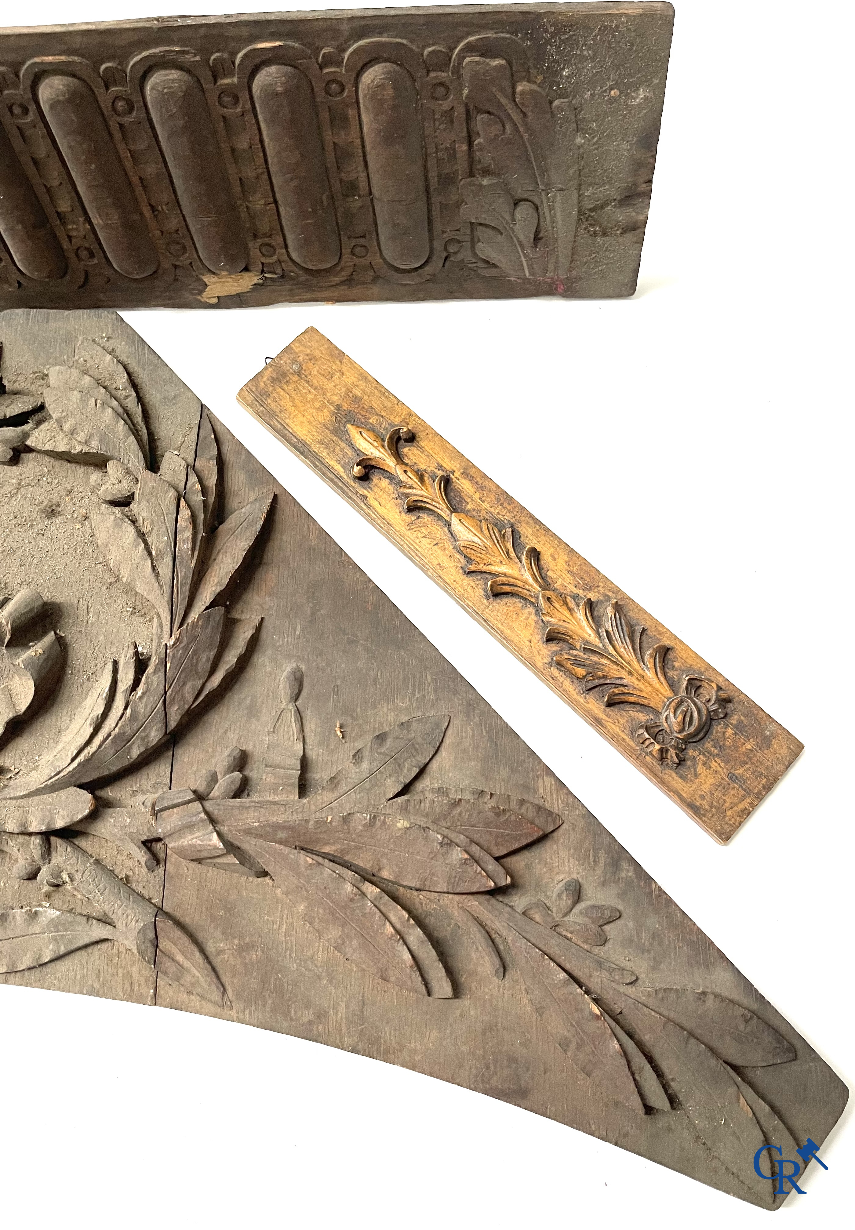 Religieuze objecten. Groot lot houtsculpturen. 19e eeuw.