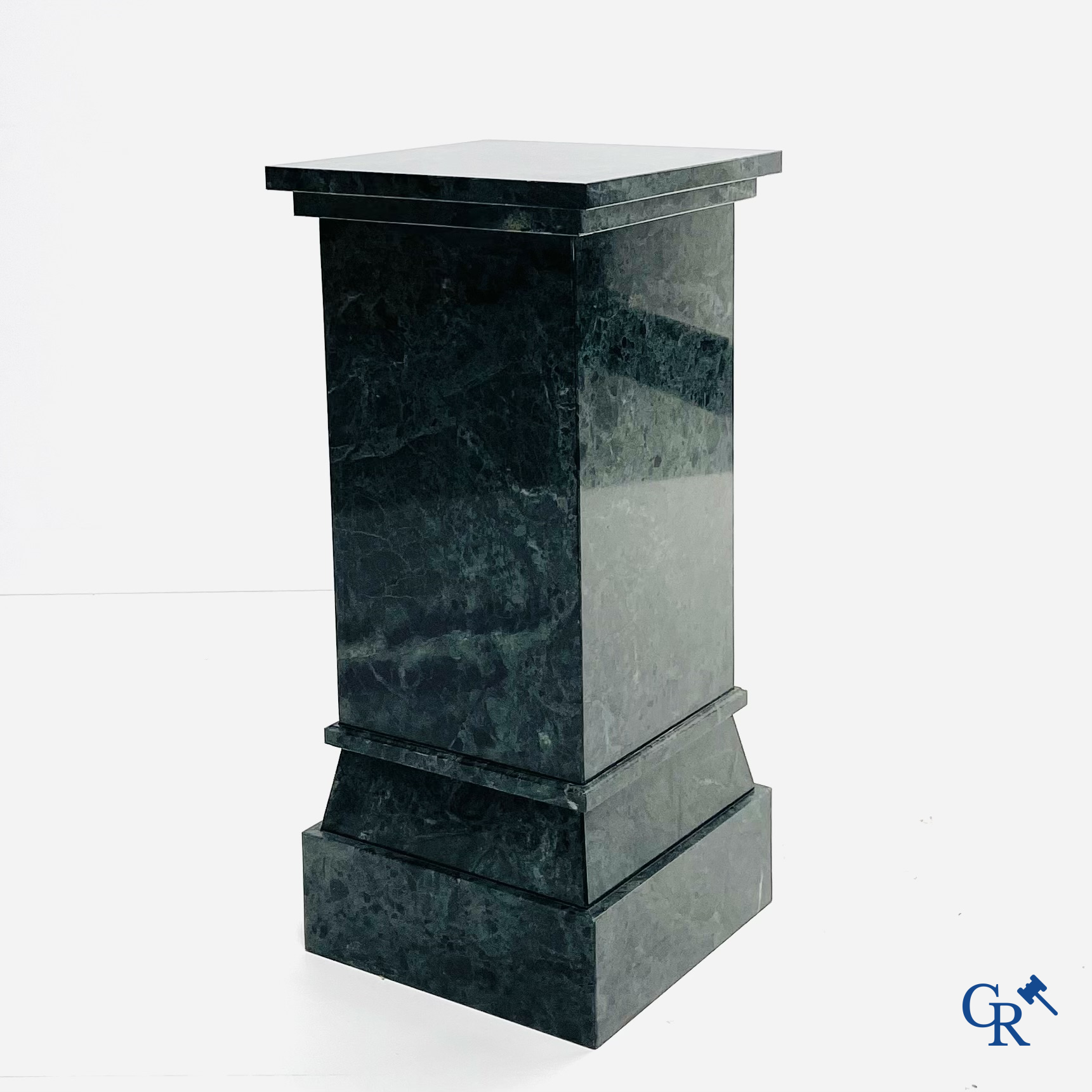 A pedestal in green marble. 20th century.