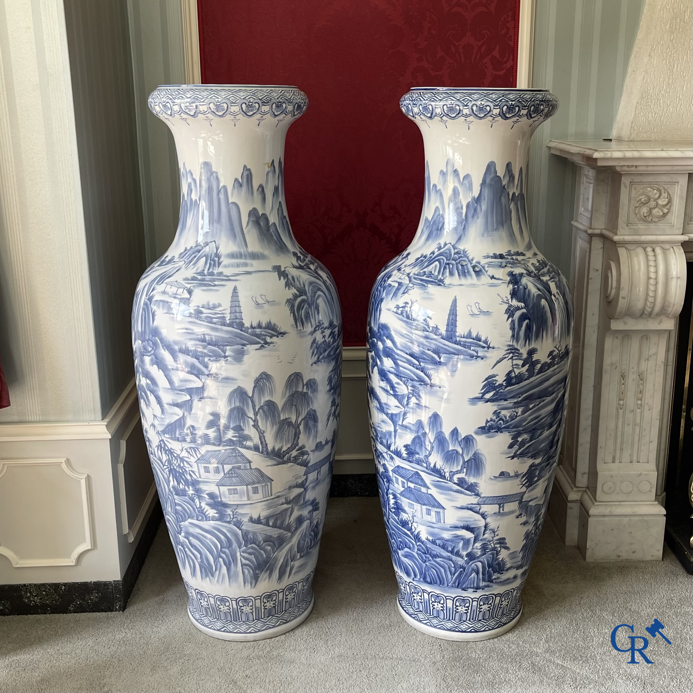 Art Asiatique, porcelaine chinoise. Importante paire de vases chinois en porcelaine bleu-blanc. Décor des guerriers. XXe siècle.
