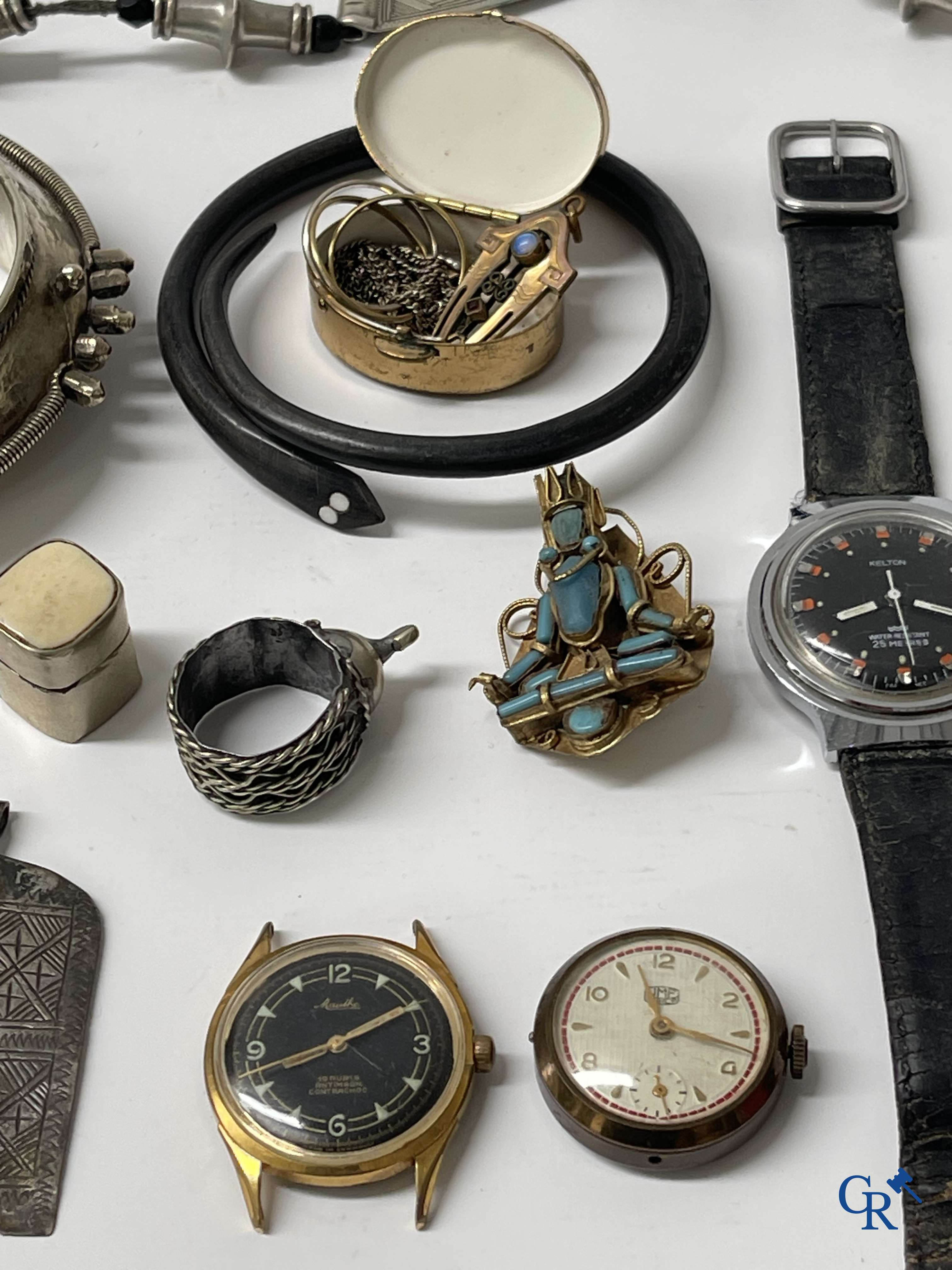 Juwelen. Lot objecten en juwelen in zilver of met zilver montuur. Een lot met uurwerken en juwelen in metaal bijgevoegd.