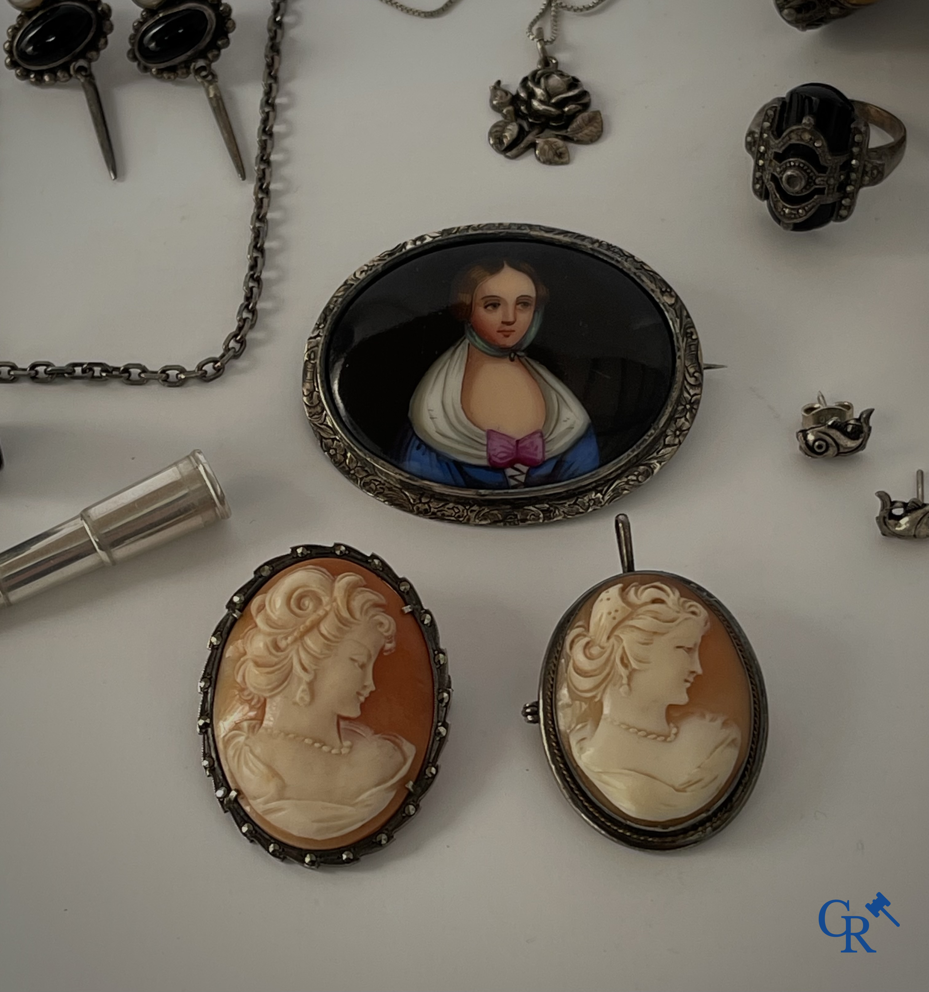 Juwelen. Lot objecten en juwelen in zilver of met zilver montuur. Een lot met uurwerken en juwelen in metaal bijgevoegd.