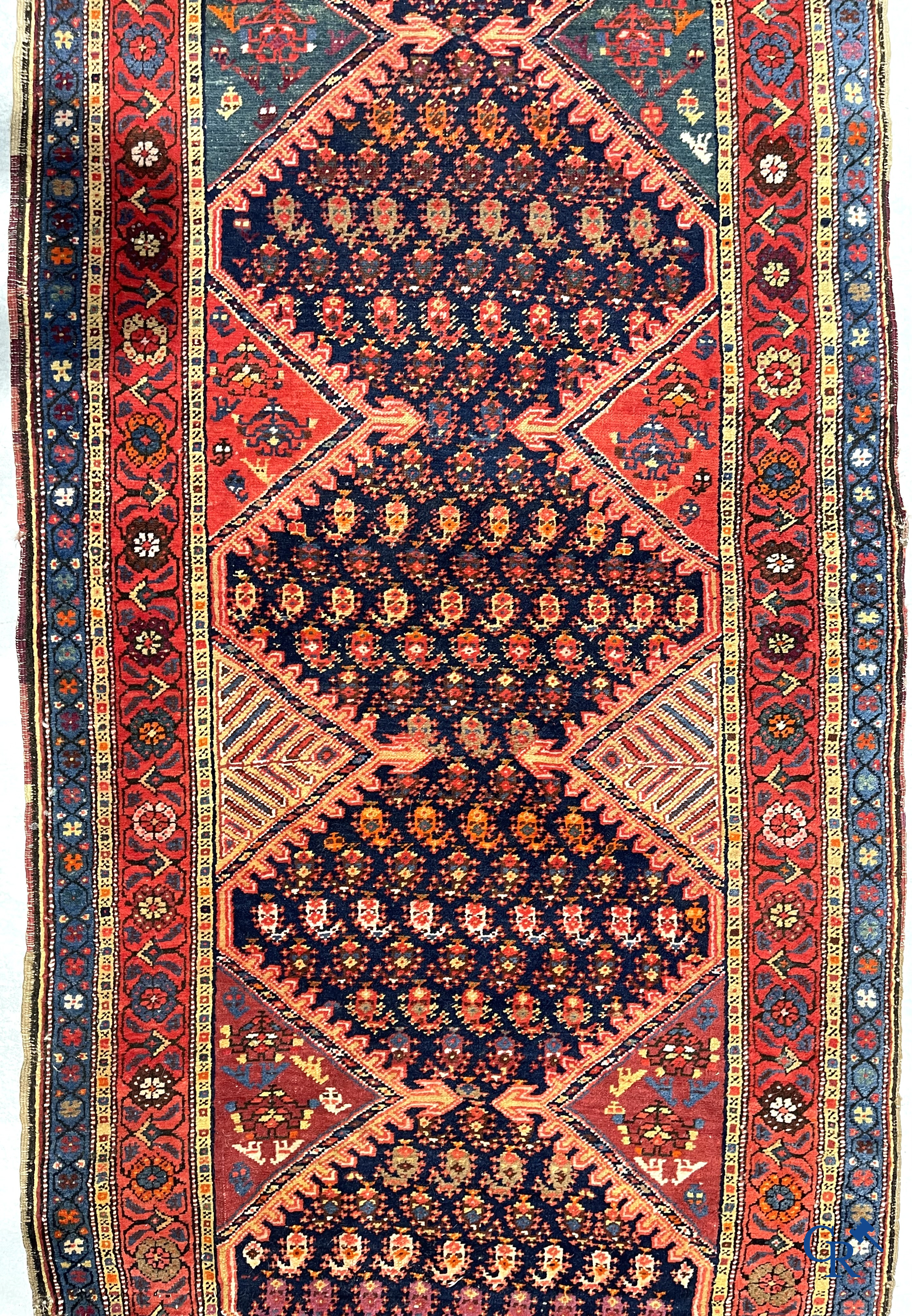 Tapis d'orient. Grand tapis antique noué à la main avec des motifs géométriques. XIXème.