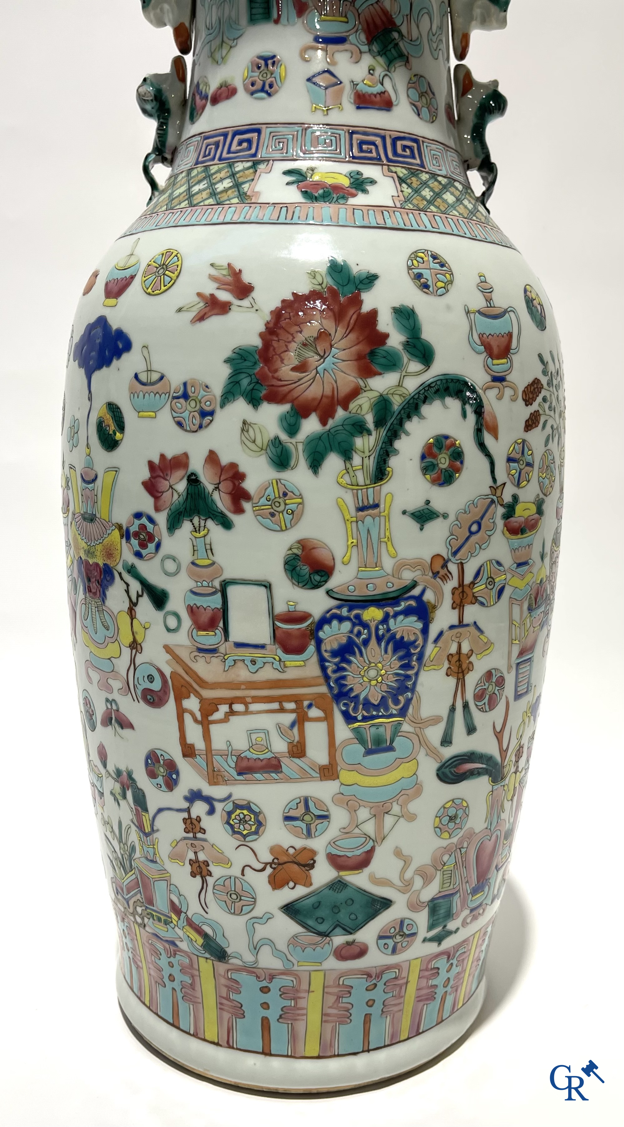 Asian Art. Chinese porcelain. A large Chinese vase with one hundred antiquities decor and Fu lion handles. 19th century.