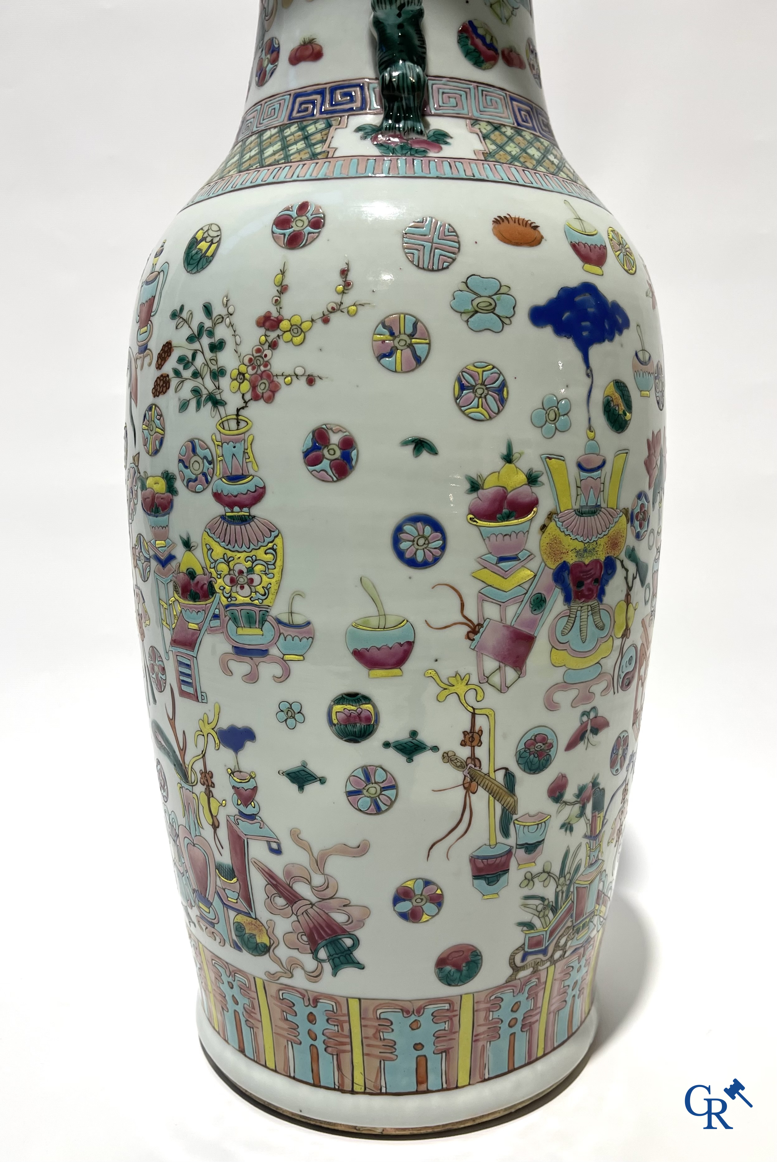 Asian Art. Chinese porcelain. A large Chinese vase with one hundred antiquities decor and Fu lion handles. 19th century.